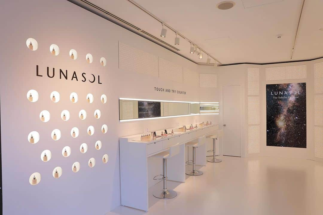 ＬＵＮＡＳＯＬのインスタグラム：「＼明日から開催／ LUNASOL 2023 Autumn POPUP at Jingumae  ⁡ 9月16日(土)・17日(日)・18日(月・祝) 神宮前 M-SPACE JINGUMAEにて開催 ⁡ 9月22日（金）発売の植物由来オイルをふんだんに使用したオイル美容液ファンデーション"カラーオイルセラム"と、広大な宇宙からインスパイアされたメイクアップコレクション"The Infinite Universe"を会場にてお試しいただけます。 ⁡ この秋ルナソルがご提案する、まとう人の表情を引き立てるようなつややかな肌と、鮮やかなカラーと溶け込むようになじむ輝きを掛け合わせたモード感溢れるメイクアップを、ぜひこの機会にお楽しみください。 ⁡ #LUNASOL2023POPUP#カラーオイルセラム#オイル美容液ファンデーション#LUNASOL#ルナソル」