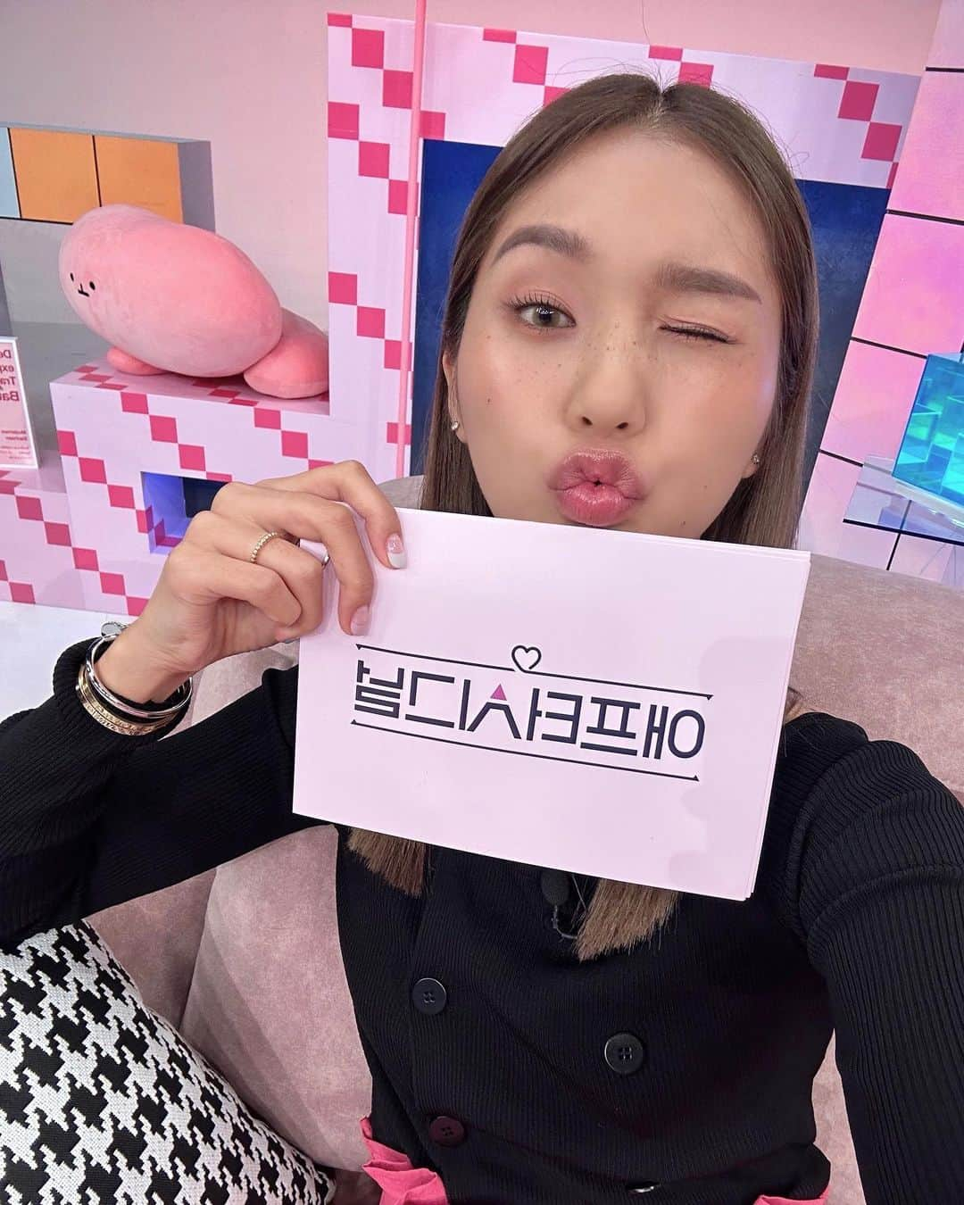 OH MY GIRLのインスタグラム：「잠시 후 10시 50분, '채널A 애프터시그널'에 #미미 가 출연합니다💘 리액션 맛집 미미와 금요일 밤 함께할 크리들은 놓치지 말고 본방사수로 만나요!😎  #오마이걸 #OHMYGIRL #OMG」