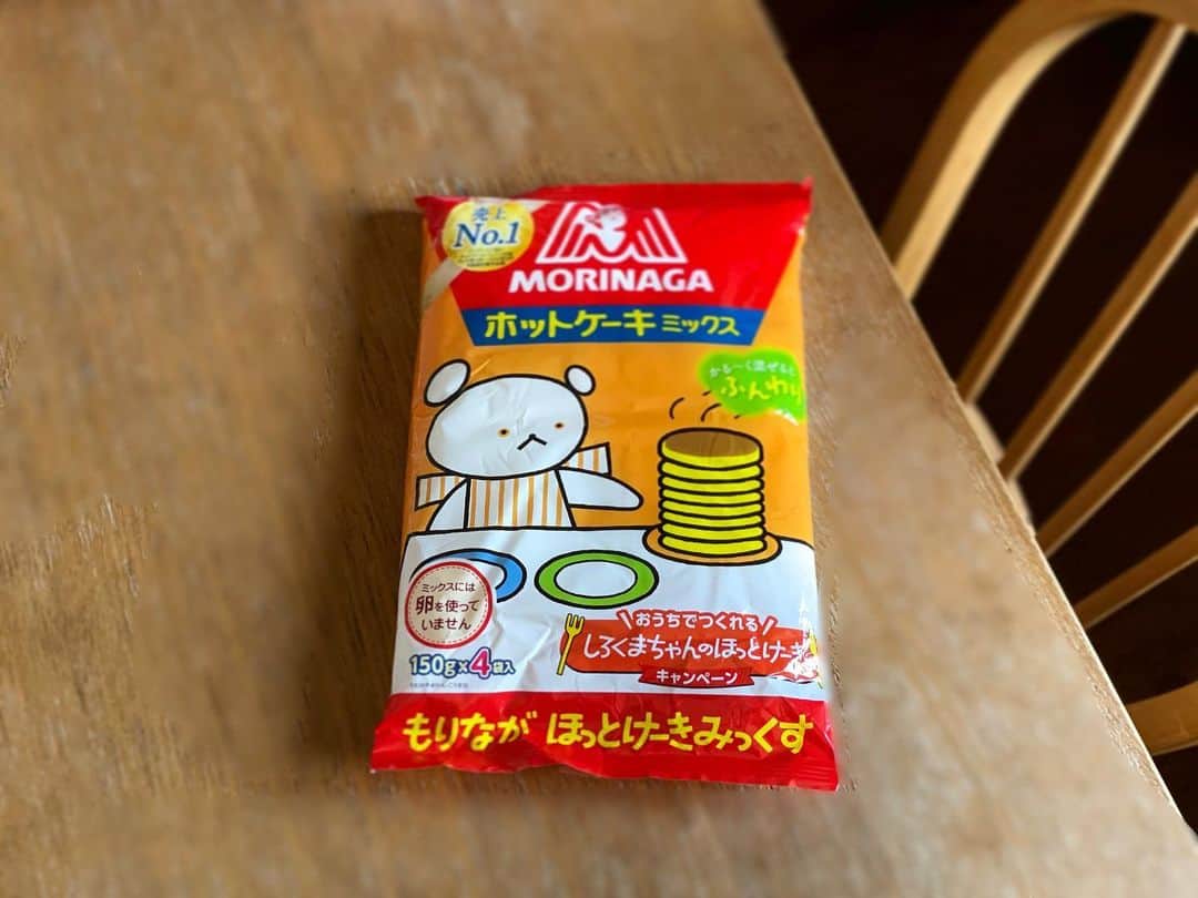 甲斐みのりのインスタグラム：「・ 『しろくまちゃんのほっとけーき』の もりながほっとけーきみっくす。  チャリメラ探して（小さな友に『ちいかわ』漫画本を借りたお礼に）いつもと違うスーパーへ行ってみたら、幼い頃からの推しにばったり。  #たべるたのしみ」