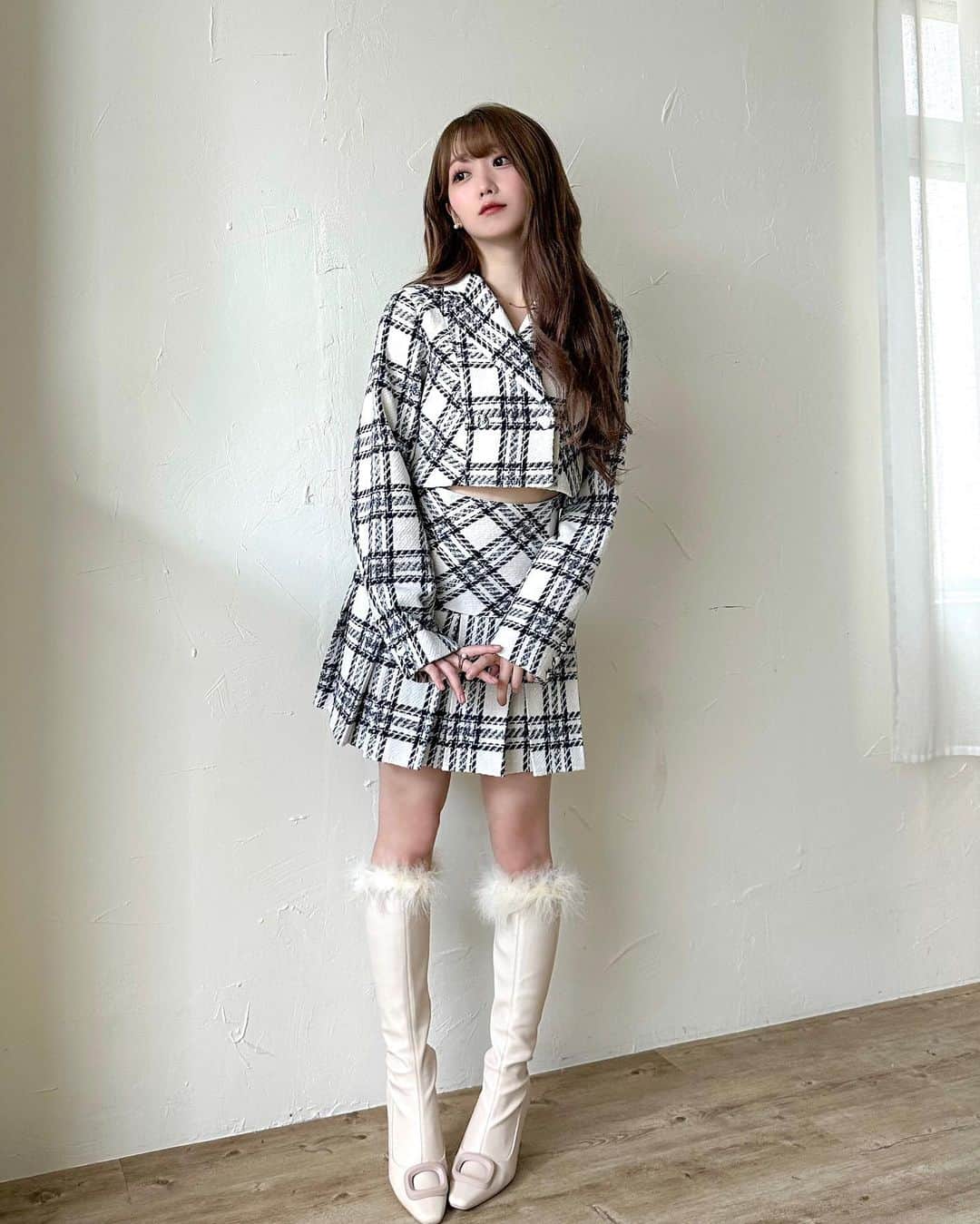 大谷映美里のインスタグラム：「うーん白も黒もかわいい…🥺🤍🖤 人気な予感のジャケット&スカート🫶🏻 白×ネイビー、黒×白の2色展開です🐈‍⬛  ジャケットは短めでスタイルアップ✨ 中にトップス着ていただくとお腹は見えないです◎ タートル合わせても絶対可愛いな〜😽💕  女子会でも1番人気だったこのコーデ✊🏻 メンバーからも大好評だったよ〜〜嬉しい❕ バケハとブーツも新作です👢 web store 9/19(tue)20:00〜🤍 #RoseMuse」