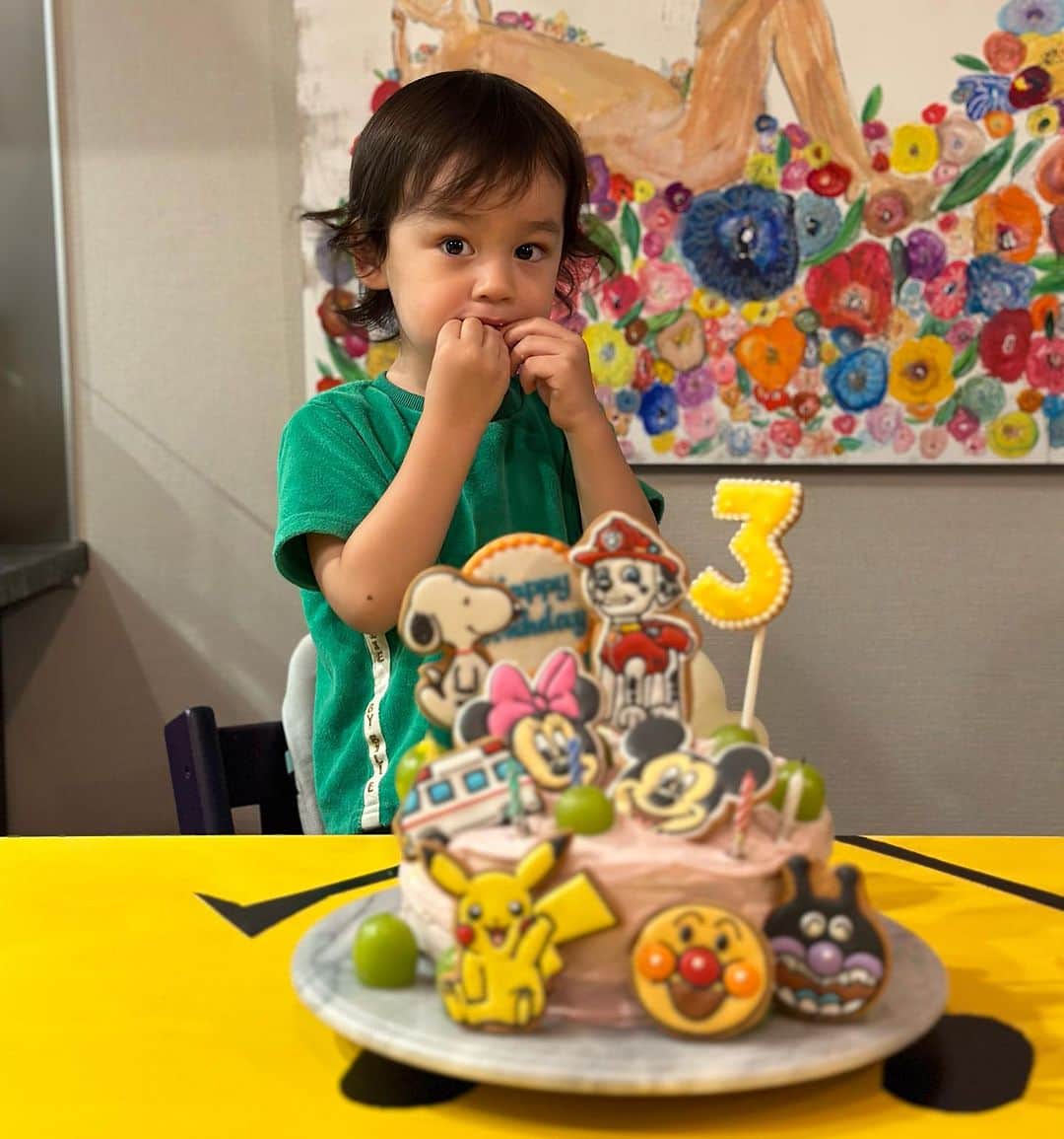内田奈々さんのインスタグラム写真 - (内田奈々Instagram)「今年のケーキテーマは ぼくが覚えたキャラクターオールスターズ🌟笑  2歳から3歳。 好きなものは消防車、救急車、スヌ。 全然変わってなくて😂  でも、いつのまにか色んなキャラクターのこと覚えてきたね♡  天才みほちゃん、今年もありがとう🥹 @coccolina_cookies   ケーキは王道スポンジケーキにしてみました！ シャインマスカット乗せたかったから ビーツパウダーで生クリームに色付け🩷 スポンジいい感じに焼けた💖  結果、興奮しすぎてプチパニックの末の不機嫌という。笑 明日またおやつに食べようねー😋  今年も消防車と救急車を一番に食べてました👏  来年は何が好きになってるのかな🩷  今年もお誕生日投稿にお付き合いいただき ありがとうございました🫶 #3歳誕生日 #誕生日ケーキ #cocolina_cookies」9月15日 22時20分 - nana_uchida