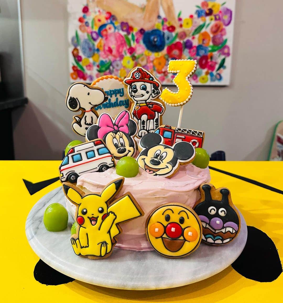 のインスタグラム：「今年のケーキテーマは ぼくが覚えたキャラクターオールスターズ🌟笑  2歳から3歳。 好きなものは消防車、救急車、スヌ。 全然変わってなくて😂  でも、いつのまにか色んなキャラクターのこと覚えてきたね♡  天才みほちゃん、今年もありがとう🥹 @coccolina_cookies   ケーキは王道スポンジケーキにしてみました！ シャインマスカット乗せたかったから ビーツパウダーで生クリームに色付け🩷 スポンジいい感じに焼けた💖  結果、興奮しすぎてプチパニックの末の不機嫌という。笑 明日またおやつに食べようねー😋  今年も消防車と救急車を一番に食べてました👏  来年は何が好きになってるのかな🩷  今年もお誕生日投稿にお付き合いいただき ありがとうございました🫶 #3歳誕生日 #誕生日ケーキ #cocolina_cookies」