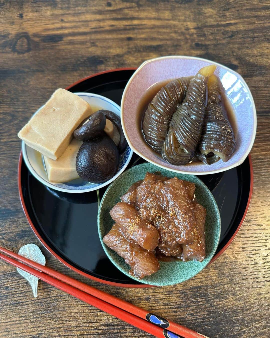 誠子さんのインスタグラム写真 - (誠子Instagram)「いらっしゃいませ、こんばんは。 本日は秋の煮物おつまみです。🙊🍶 高野豆腐はお出汁と椎茸の旨みで、じゅわっと。 茄子は隠れてないくらい包丁を入れてくたっと、してるのが好きです。  茄子の煮浸し こんにゃくの味噌煮 高野豆腐と椎茸炊いたん  #誠子食堂」9月15日 22時20分 - seiko_1204