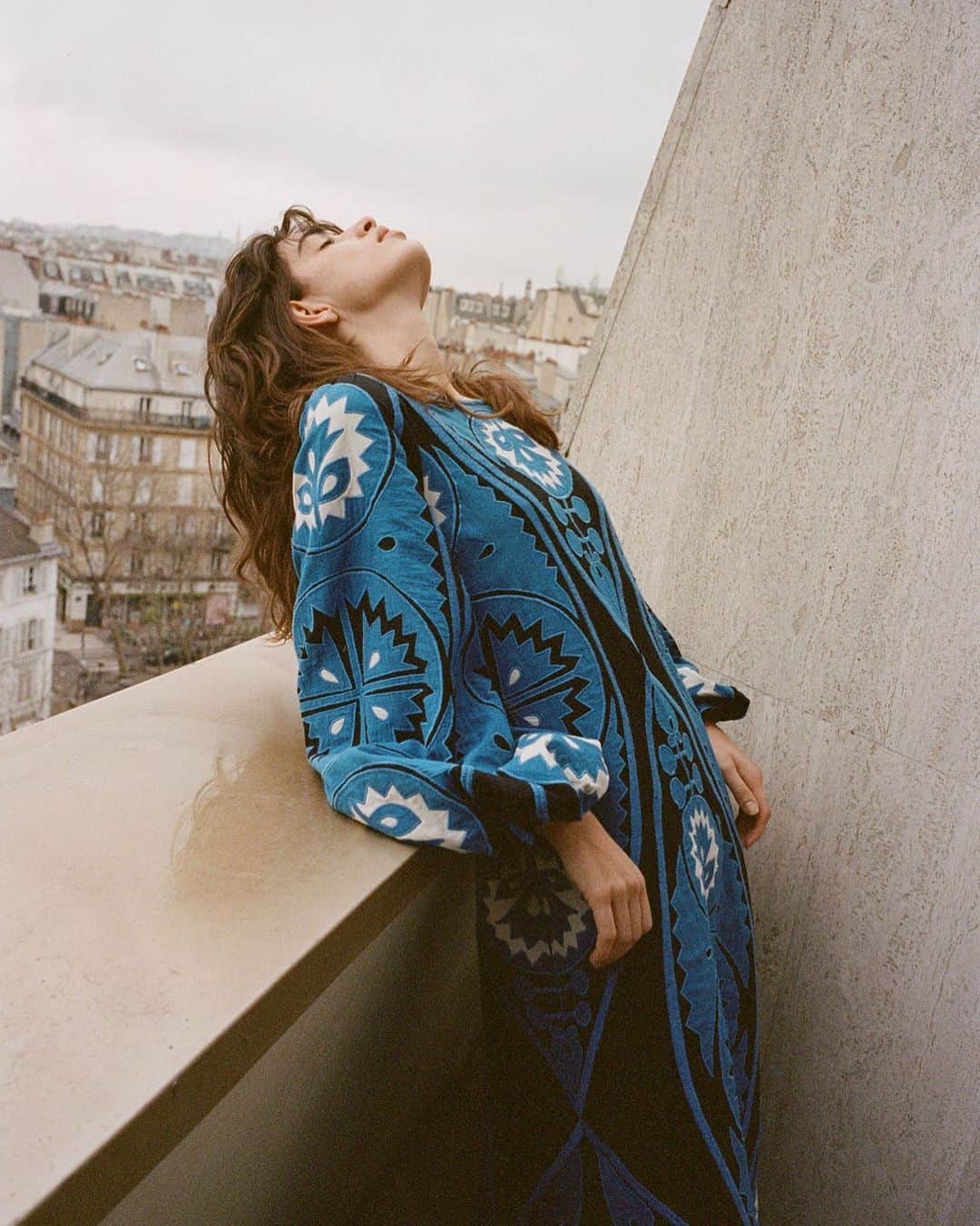 シー ニューヨークのインスタグラム：「Leaning into fall 💙 The Gael long sleeve dress #seanewyork」