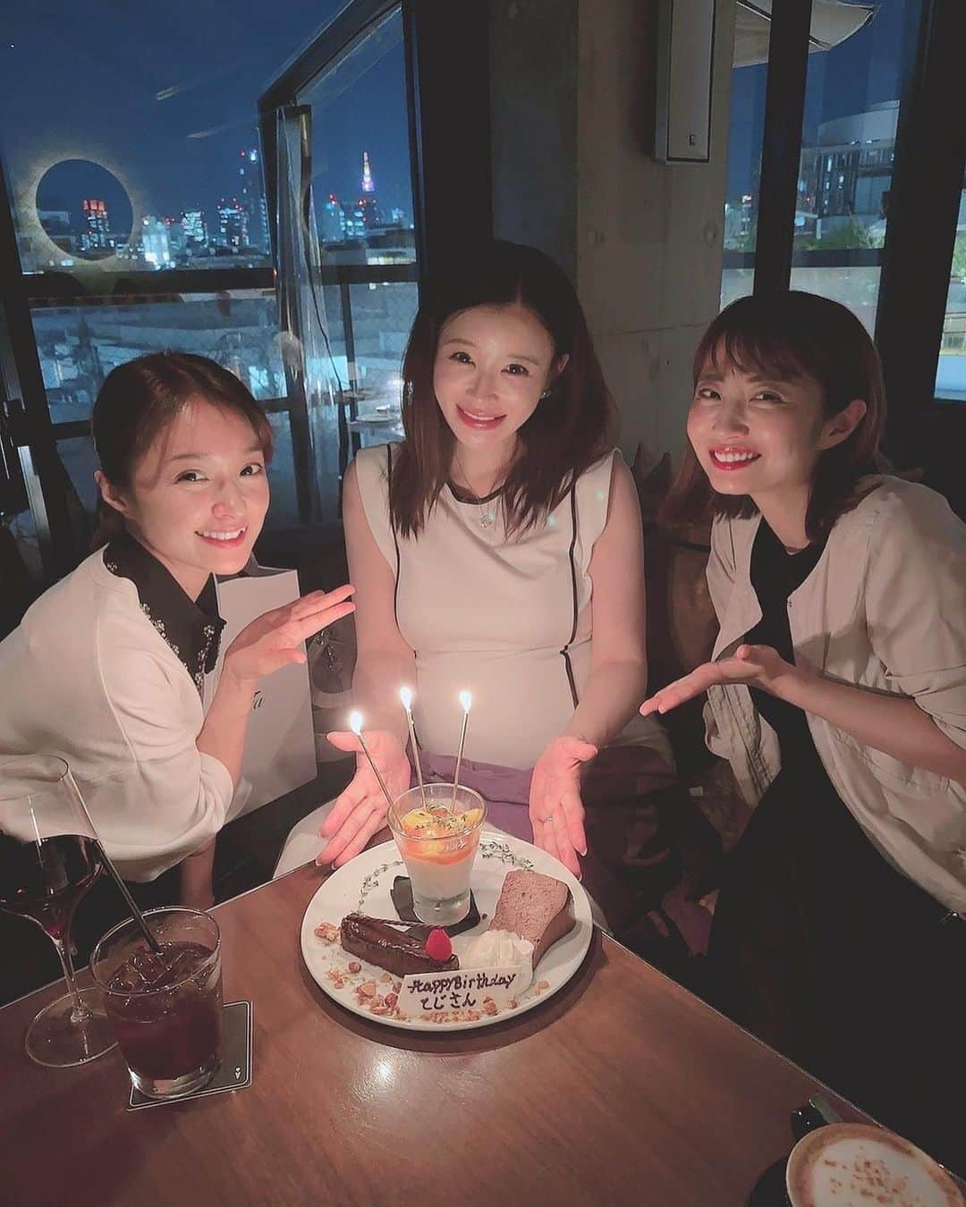 古川真奈美さんのインスタグラム写真 - (古川真奈美Instagram)「. . てじさんの誕生日会🎂💓 今年もお祝いできた♡嬉しい☺️🙌🏻 何年経ってもずーーっと綺麗な人💛 東京で一番のパイセンは手島優です！！ ⁡ ⁡ トラブル発生して2件はしごさせてしまっちゃったけど…🥹 無事にお祝いできてよかった🥰 素敵な一年にしてください🌸 ⁡ そしてお腹の中にいるベビたんが凄く大きくなってた👶✨ 会えるの楽しみだなぁ〜😍❤️ ⁡ ⁡ ⁡ #お誕生日会 #一年が早すぎる #素敵な一年でありますように #来年は4人だね #ワクワク #手島優 さま #みひろ ちゃん #女子会#instalike #instamood  #ootd #东京 #扎心了 #ow #맞팔 #instapic  #팔로우미 #instaphoto #instagravure #girl #glam #followme #インスタグラビア #グラビア #japanesegirl #selfies #gravure  #lookgoodfeelgood」9月15日 22時27分 - mana_0619