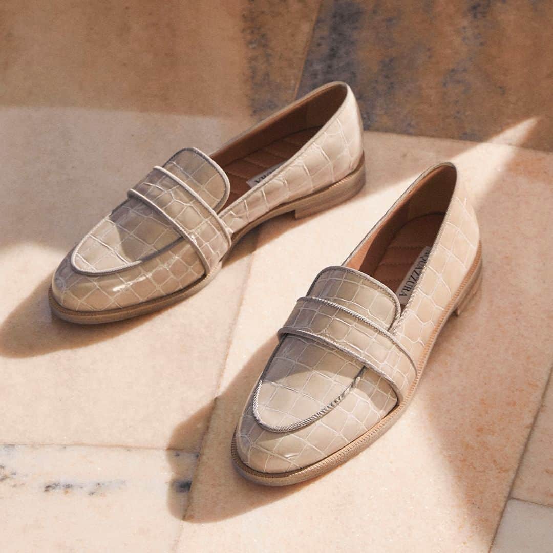 Aquazzuraのインスタグラム：「It’s in the details. Introducing Martin Moccasin, crafted from croc-embossed leather and grosgrain in a light stone shade. Complete the look with our gradient Tequila Clutch – the bag of the moment!  #AQUAZZURA」