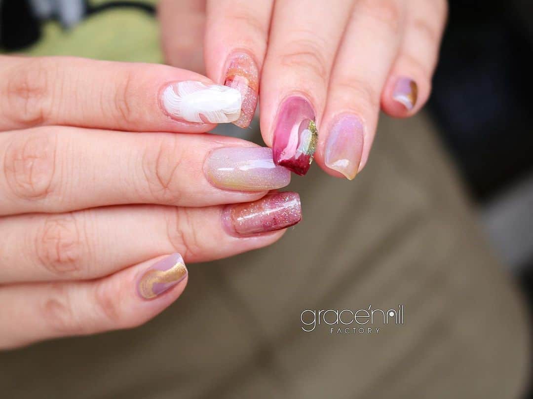 のインスタグラム：「INC ART 色合いうっとり🍑  @gracenailfactory_haruka   #デザインコースgnf  ______________________ 《grace'nail factoryのこだわり》  ✔︎design policy ネイルは一番身近な芸術 お客様の満足、感動、好奇心を満たす、オリジナルアートのクリエイションにつとめております  ✔︎育爪policy お爪本来の力を育つよう 丁寧なケア、爪質改善のためのアプローチを行なっています  ・アセトン不使用（当店オフの場合」 ・フィルイン ・ウォーターケア付き ・お爪周りの角質ケア  お爪の健康を大切にしていきたい方 、爪質改善を求めている方、ジェルネイルの持ちを良くしたい方に 喜ばれています  ✔︎おもてなしpolicy お客様が【ここへ来たら元気になれる】と喜んでいただけるような〝心〟ある空間づくりを大切にしています  ✔︎エシカルへの取り組み 人への影響だけではなく、地球環境に配慮した良質な商材選びにこだわっています  ——  @gracenailfactory   大阪市西区南堀江1-21-9 南堀江ビル2階  ☞堀江公園のすぐそば ☞レンガ色の入り口  定休日/木曜日 平日10:00-18:30（最終受付） 土日祝11:00-18:30（最終受付）  #堀江ネイル　#マグネットネイル大阪 #大阪ネイルサロン #ウォーターケアのあるサロン  #育爪ネイルサロン  #フィルイン大阪 #個性派ネイル大阪 #カジュアルネイル大阪 #南堀江ネイルサロン #堀江ネイル #ニュアンスネイル大阪  #フットネイル大阪 #インクアート大阪  #ミラーネイル #大人カジュアルネイル #ネイリスト採用大阪 #巻き爪ケア大阪 #네일 #泡ネイル #バブルネイル #ネイリスト求人大阪 #秋ネイル #nail」
