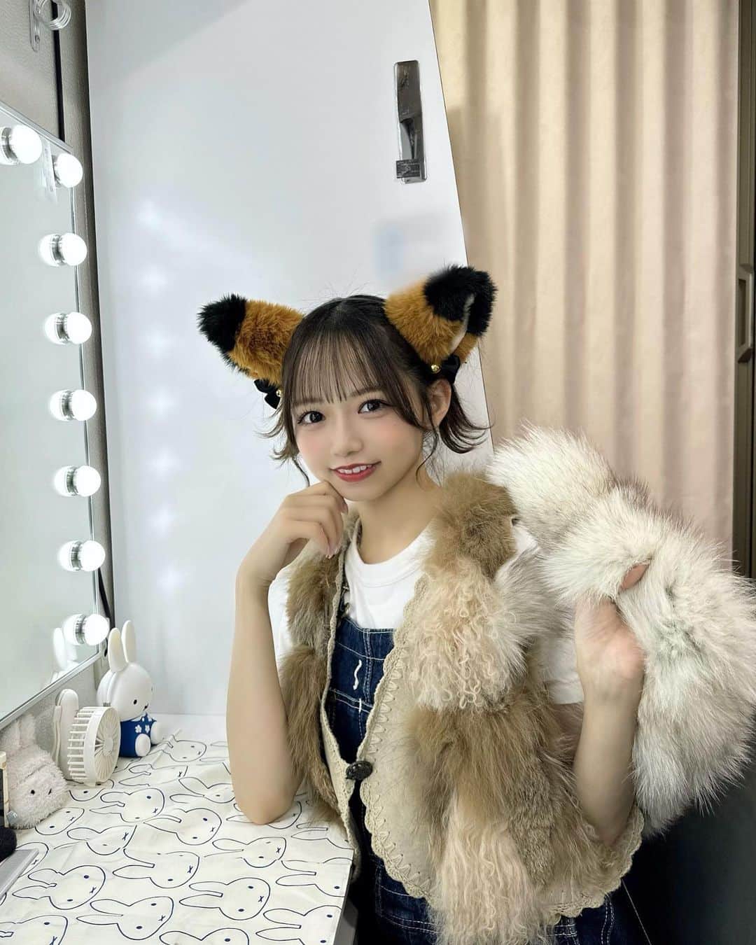畑美紗起のインスタグラム：「ねこ好き？🐈🥂💕  Psyche -プシュケ- Presents  舞台『Short stories 君の瞳に乾杯！ 』 めちゃ役で出演しています☺︎  来てくださるみんなに 喜んでもらえてうれしいです…∩^ω^∩  そしてあと残り週末土日の4公演となりました❕ みんなで頑張るよお💪🏻  ユーモアあり、涙あり… 最後はみなさまと心ひとつになる ハートフル作品です📚✨  残りもよろしくお願いします∩^ω^∩  グッズはアクスタ、チェキなどございます！ ぜひゲットしてね🙏🏻  #キミヒト #畑美紗起」