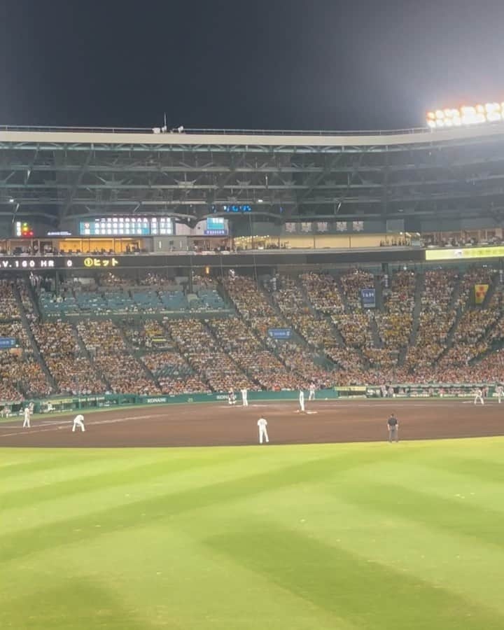 岡本怜奈のインスタグラム：「♡ 2023/9.14‪- ̗̀🐯 ̖́-  18年ぶりのリーグ優勝おめでとうございます😭🏆 ⁡ 2005年の優勝の時はお母さんのお腹の中にいたからやっと自分の目で見れたㅠㅠ ⁡ 物心着いた時からライトスタンドで応援してたけど、今年こそ！って思ってずーっと応援して、やっと念願叶ってうれしい‪🐯⚾️ ⁡ 最高の景色を見せてくれてありがとうございます!! もっと最高の景色見れますように💫 ⁡ ⁡ 初めて #わらし姉妹 さんとお写真とってもらいました🤍🤍 ♡ ♡ #阪神タイガース #甲子園球場 #甲子園  #阪神ファン#阪神 #野球観戦 #プロ野球 #タイガース女子 #TORACO  #阪神優勝 #おめでとう #ありがとう」