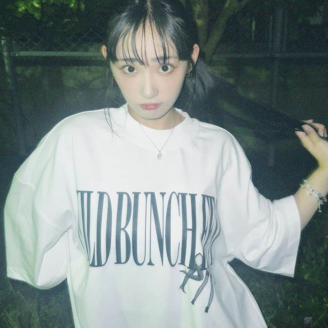 永井愛実のインスタグラム：「🖤🪽  9/16~18に山口で開催される野外音楽フェス ~WILD BUNCH FEST 2023~ 限定コラボアイテムのTシャツゲットしたよ！ シンプルで可愛いです🤤🫶🏻  これ着て初参戦楽しむぞ~!!🌞   #wbf   #ワイバン   #ワイバン行こ   #夏フェスをオシャレに  #PRESTIGEAPPAREL」