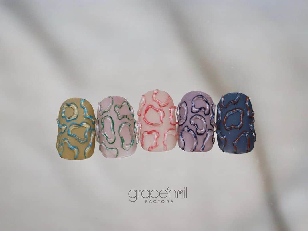 のインスタグラム：「PLAYFUI  new  @gracenailfactory_rikako   #一癖ネイル ______________________ 《grace'nail factoryのこだわり》  ✔︎design policy ネイルは一番身近な芸術 お客様の満足、感動、好奇心を満たす、オリジナルアートのクリエイションにつとめております  ✔︎育爪policy お爪本来の力を育つよう 丁寧なケア、爪質改善のためのアプローチを行なっています  ・アセトン不使用（当店オフの場合」 ・フィルイン ・ウォーターケア付き ・お爪周りの角質ケア  お爪の健康を大切にしていきたい方 、爪質改善を求めている方、ジェルネイルの持ちを良くしたい方に 喜ばれています  ✔︎おもてなしpolicy お客様が【ここへ来たら元気になれる】と喜んでいただけるような〝心〟ある空間づくりを大切にしています  ✔︎エシカルへの取り組み 人への影響だけではなく、地球環境に配慮した良質な商材選びにこだわっています  ——  @gracenailfactory   大阪市西区南堀江1-21-9 南堀江ビル2階  ☞堀江公園のすぐそば ☞レンガ色の入り口  定休日/木曜日 平日10:00-18:30（最終受付） 土日祝11:00-18:30（最終受付）  #堀江ネイル　#マグネットネイル大阪 #大阪ネイルサロン #ウォーターケアのあるサロン  #育爪ネイルサロン  #フィルイン大阪 #個性派ネイル大阪 #カジュアルネイル大阪 #南堀江ネイルサロン #堀江ネイル #ニュアンスネイル大阪  #フットネイル大阪 #インクアート大阪  #ミラーネイル #大人カジュアルネイル #ネイリスト採用大阪 #巻き爪ケア大阪 #네일 #泡ネイル #バブルネイル #ネイリスト求人大阪 #秋ネイル #nail」
