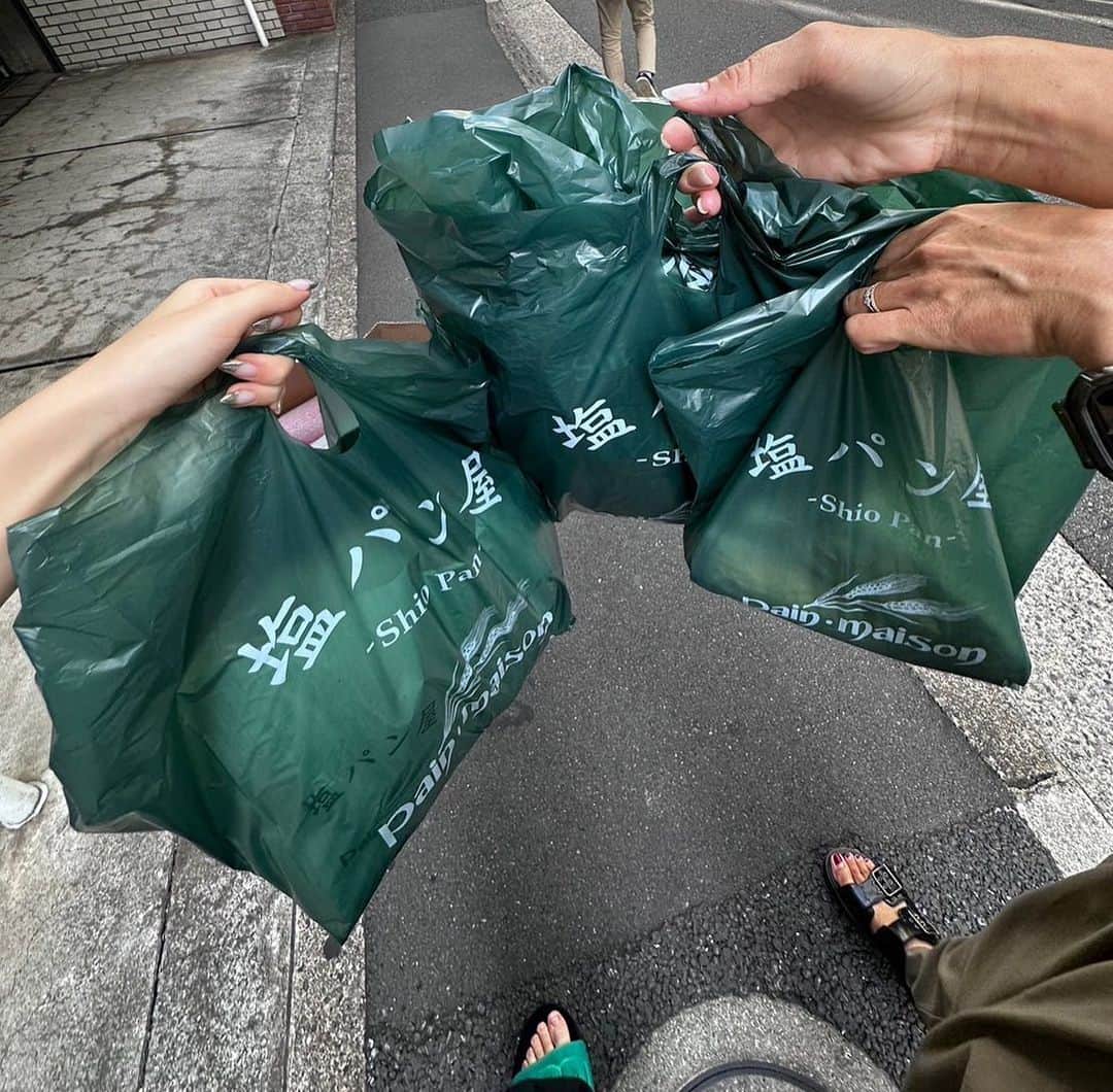 つるの剛士のインスタグラム：「ぼくはそんなにグルメな方ではないし、普段どんなものでも美味しくいただくのですが、先日、#愛媛県 #八幡浜 にお邪魔した際に入ったパン屋さん、"#pain_maison"本店。 ここの"元祖 #塩パン "の美味しさにとにかく衝撃を受け、帰宅して妻に熱弁。  つるちゃんがそこまで言うならと、 昨日、妻と娘で銀座で買い物に行ったついでにpain-maison銀座店にて炎天下、大行列に並んで買ってきてくれた。  そして妻からLINEで  「これやばい！！！」と。  でしょ？  オーバーではなく、こんな美味しいパン食べたの初めて。  皆さんもpain_maisonの元祖"塩パン"是非🤭  ボクが食べ物こんな推すの珍しくないすか？ だってめっちゃ美味しいやもん  @pain_maison_」