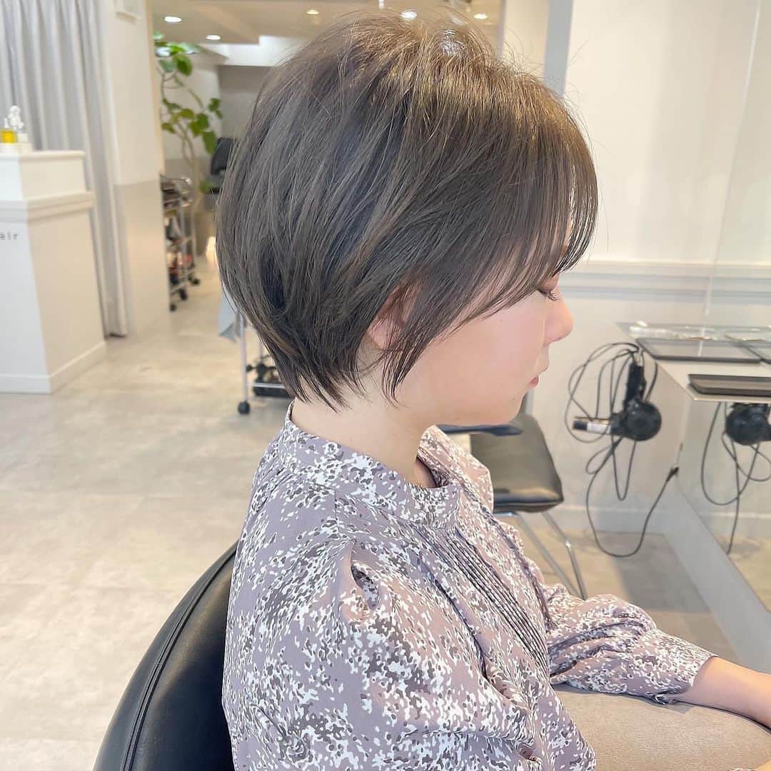 本田重人さんのインスタグラム写真 - (本田重人Instagram)「カットと髪質改善ストレート2時間半〰3時間です👌  ストレートの時の【アイロン施術】に拘ってます。 1人1人の頭の髪質も生えぐせも部位で全然違います。 アイロンのプレス圧、熱の置く時間、スライスの厚さ、ブラシのテンションなどを変えながらコントロールし、キレイな髪質改善ストレートが仕上がります。 cultiでは必ず担当が全頭アイロンを入れるようにに致しますので、安心してご来店下さい。  乾かすのも楽にさらさらな髪質に✨ ⁡ ショート、ボブをより扱いやすいようにと 考え抜いて進化させたストレートパーマ。 ⁡ なるべくシンプルに、けどこだわりのあるストレートは柔らかく、さらさらになります！ ⁡ 是非お試しを😊✨ ⁡ 【ドライカットでの毛量、質感調整】 普段からのお手入れのしやすさにも こだわってカットしています。 ⁡ 短くすると収まりが悪くなってしまうかも？ と思っている方も多々いらっしゃいますが そんな事はありません❗️  僕はドライカットで根本付近から 毛量調整をするのですが、 そうする事で毛先の厚みは残しながら 毛量をかなり取る事ができます。 ⁡ 中間毛先の軽さが出過ぎると、 重みがないので根本も膨らみやすく、毛先もはねやく、傷みやすいです🤔 ⁡ もちろん伸びてきてぴんぴん髪がでたり、 さわってちくちくしない様に繊細にカットしてます😊 （梳く技術もとても難しいです） ⁡ 毛先に厚みがある事でまとまりと可愛い毛束感が出せて、 乾かすのもかなり楽になりますよ！ ⁡ 👉 一人一人の髪質に合わせたドライカットの毛量調整で よりお手入れが簡単に可愛いボブに😊 ⁡ #ボブストレート #ボブストレートパーマ #ショートストレート #ショートストレートパーマ　 #縮毛矯正ボブ #ボブ縮毛矯正 #ストレートボブ  #縮毛矯正ショートヘア #ストレートヘア #ショート縮毛矯正 #縮毛矯正ショート #縮毛矯正カラー  #髪質改善ストレート  #縮毛矯正専門店　 #美髪矯正  #日本橋ショート #東京縮毛矯正  #縮毛矯正東京 #日本橋美容室 #アルカリ酸熱トリートメント」9月15日 22時42分 - shigeto_honda