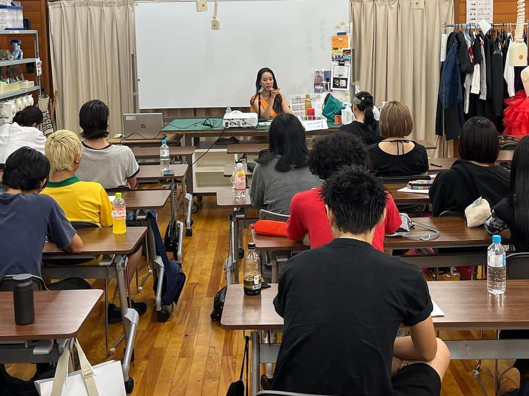 片山瞳さんのインスタグラム写真 - (片山瞳Instagram)「文化服装学院 @bunka_fc  モデルコースで毎年受け持っている特別講義🌟 生徒のみんな、夢に向かって一生懸命頑張って、素直に吸収していく眩しい姿に、自分自身の今までの色んなことを重ねて、ついつい熱血講師になってしまう。  みんなの夢が叶いますように✨ 心から応援しています✨✨✨ がんばれ👏  #文化服装学院 #モデル #ウォーキング講師」9月15日 22時42分 - hitomikatayama