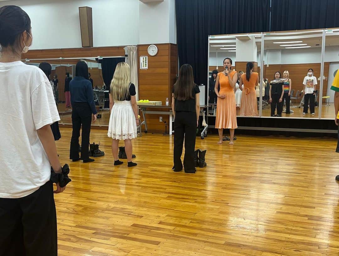 片山瞳のインスタグラム：「文化服装学院 @bunka_fc  モデルコースで毎年受け持っている特別講義🌟 生徒のみんな、夢に向かって一生懸命頑張って、素直に吸収していく眩しい姿に、自分自身の今までの色んなことを重ねて、ついつい熱血講師になってしまう。  みんなの夢が叶いますように✨ 心から応援しています✨✨✨ がんばれ👏  #文化服装学院 #モデル #ウォーキング講師」