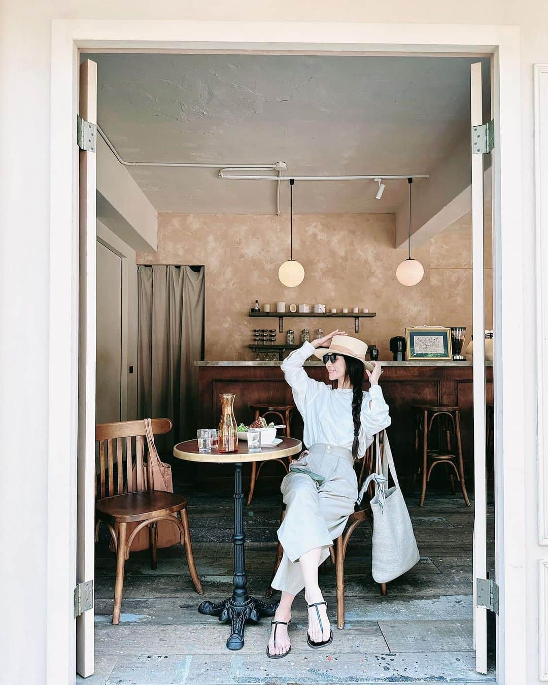 ヒビ・ティエンのインスタグラム：「☕️☁️🐶 喝一杯小咖啡，巧遇一位小朋友， 可口，可愛，可以的生活。  #其實我有新單曲啦 #乘著無人光影的遠行 #覺得我看起來無所事事的朋友請點👆🏻🔗聆聽 #謝謝」