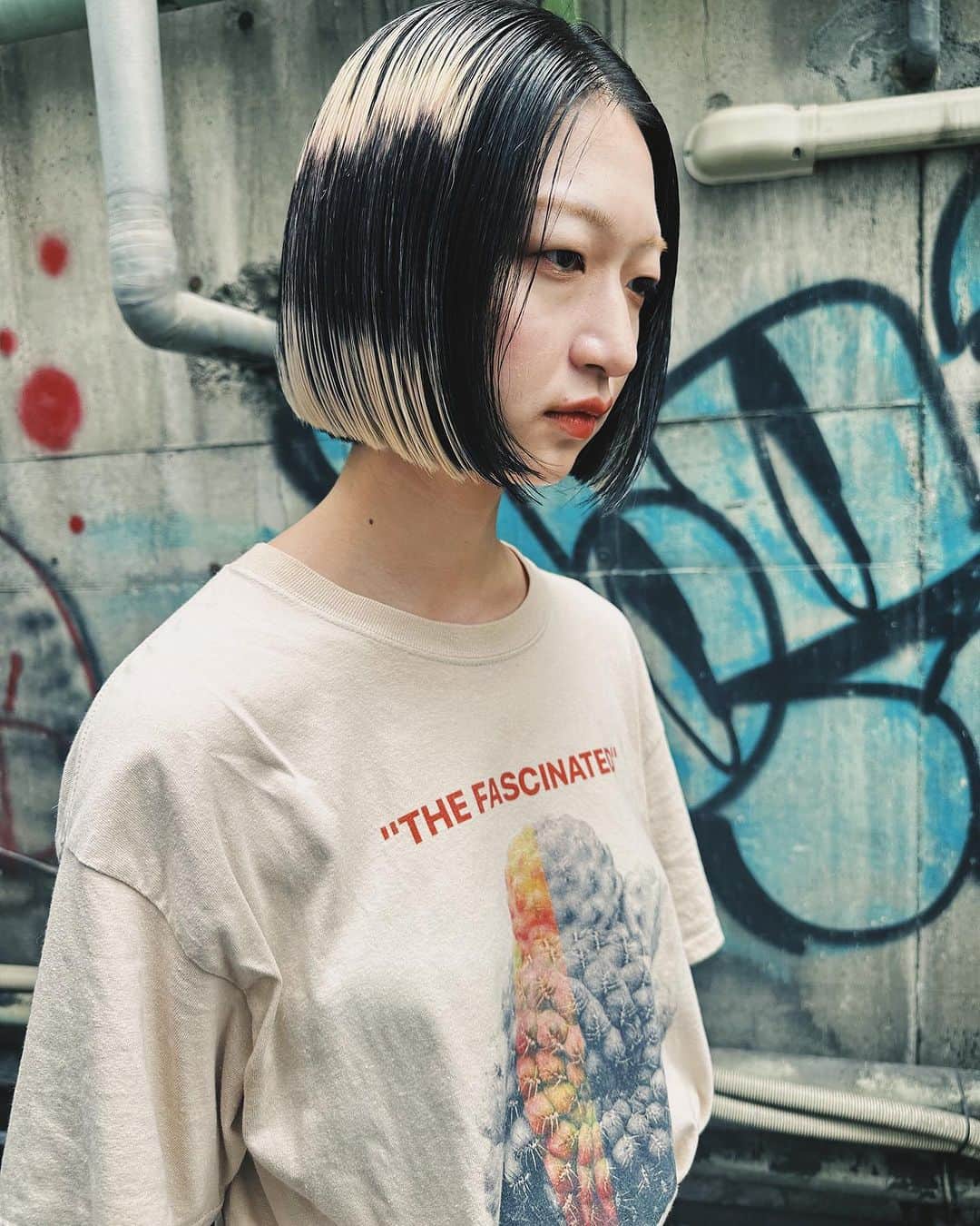 トヲルのインスタグラム：「. . . KINOSHITAで会いましょう🤝 . . color..綾華 cut&photo..トヲル . . #金髪ボブ  #金髪bob  #金髪ぱっつん  #ぱっつん前髪  #ぱっつんボブ」