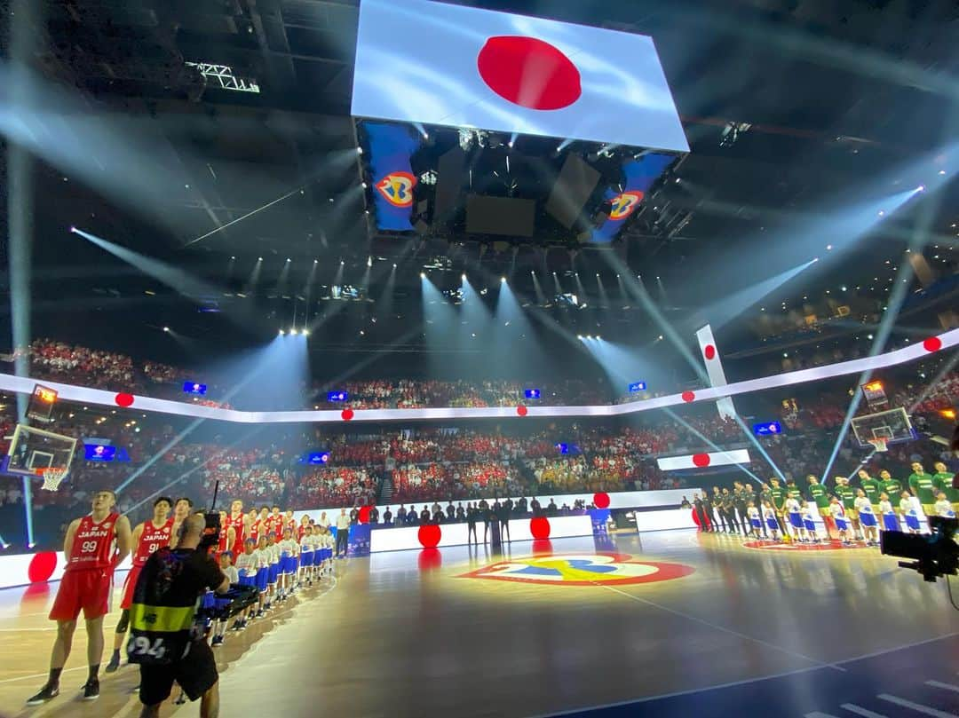 長嶺花菜さんのインスタグラム写真 - (長嶺花菜Instagram)「🏀 【長嶺花菜のキングス女子部】 コラム更新しました！  今回は、FIBAバスケットボールワールドカップ2023 観戦レポート♪そして、皆さんにご報告も♡  なんと沖縄アリーナで、 バスケ大好き芸人　麒麟の田村さんに お会いできました☺️  田村さんの「よし！いける！！」 「大丈夫！大丈夫！いいよ！ここから！！」と 日本代表を鼓舞する熱い声援に私も燃えました！  田村さんのバスケ熱を近くで感じられたー🥹  「今度、キングストークもしましょう！」と約束も してくださいました！嬉しすぎる❣️ とても気さくで素敵な方でした😍🏀  コラムは、「OKITIVEキングス女子部」で検索してね！ 是非ご覧ください☺️  @otv_yutan   コラムを読んでクイズに答えると キングス観戦チケットが当たります！　　  🎁プレゼント内容🎁  キングスVS台北富邦ブレーブス ペアチケット5組10名さま  応募〆切:9月15日（金）23:59まで」9月15日 22時52分 - kana_nagamine