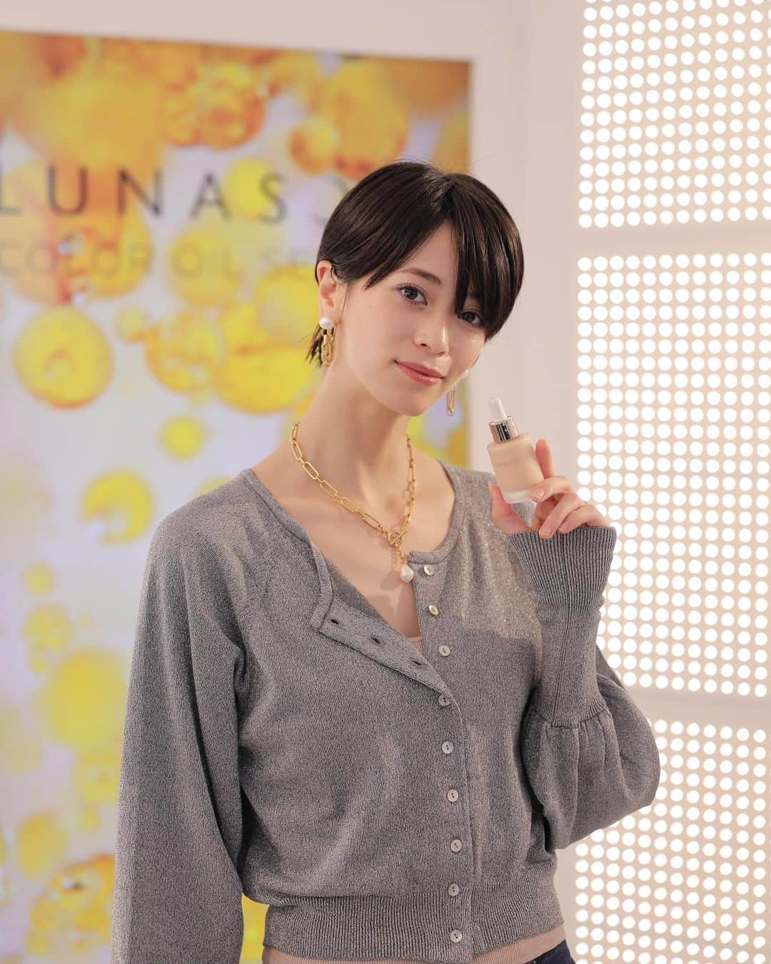 坂田梨香子のインスタグラム：「_  @lunasolofficial  LUNASOLのポップアップストアが明日から原宿にて開催されるということで遊びにいってきました🌞🌛  今回気になっていた ルナソル初登場のオイルベースの美容系ファンデーション、そして宇宙、星雲テーマにしたアイシャドウパレットを試させていただきました🪐⭐️  ルナソルの上品なキラキラのラメが本当に美しくて好きなんだけど今回は宇宙テーマということもあって色がうっとりするほど可愛い❤️‍🔥  難易度高いかな〜と思っていたブルーのパレットは、光の加減でパープルに見えたり、透け感も出せたりしてとても使いやすそう🙌  ファンデーションは植物成分のオイルベースなので保湿力抜群。ファンデを肌の色味にそこまで合わせなくても、自分に馴染んでくれる。 使いたい色、なりたい印象で選べたのが嬉しいポイントでした。  最近黄味やクマが気になるのでコントロールカラーとしても使えそうなピンク系を初めて選びましたが、透明感が出てとても良かった🙆‍♀️❤️‍🔥  ギフトしてくださったのでたくさん使いたいとおもいます🥰🥰  明日16日から18日までの三連休、 ぜひ遊びに行って見てください🤍🪐  #lunasol2023popup  #カラーオイルセラム #オイル美容液ファンデーション #ルナソル#ルナソルアイシャドウ  #メイク#コスメ#秋冬メイク」