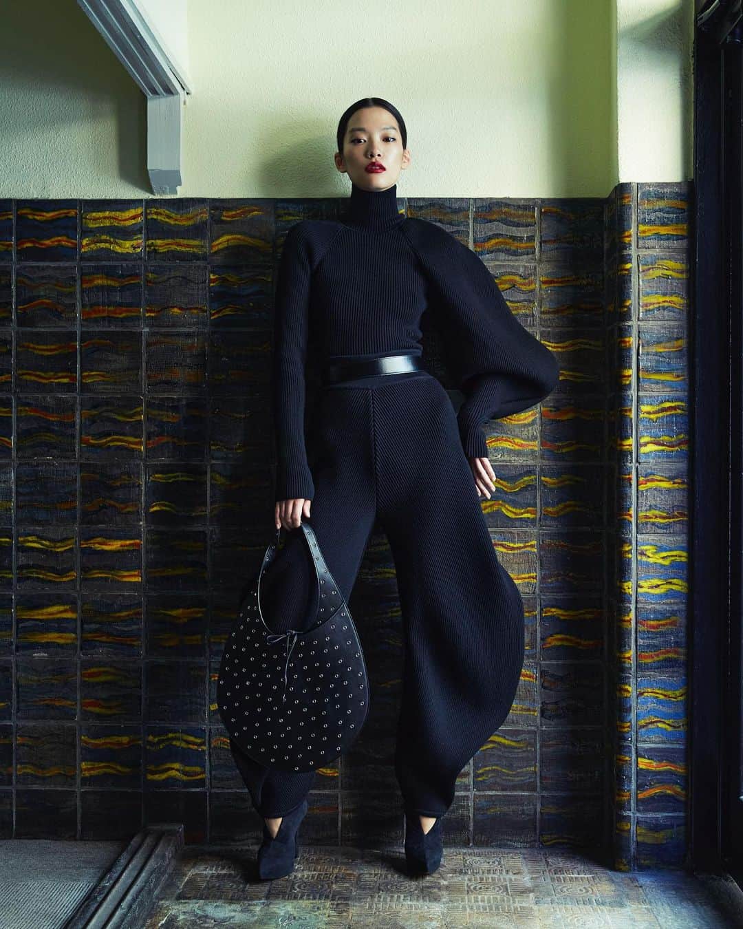 長山一樹のインスタグラム：「銀座を知るための銀座で撮るGINZA SIX。  GINZA SIX magazine Autumn 2023 Issue 11を撮影させていただきました。  @ginzasix_official  Model @___aiueo_io @keisukea_  Editor & Styling @hiroko_giovanna_koizumi  Hair @shotaro.ao  Make @akiko25   #ginzasix  #銀座  #写真  #ポートレート  #kazukinagayama  #長山一樹」