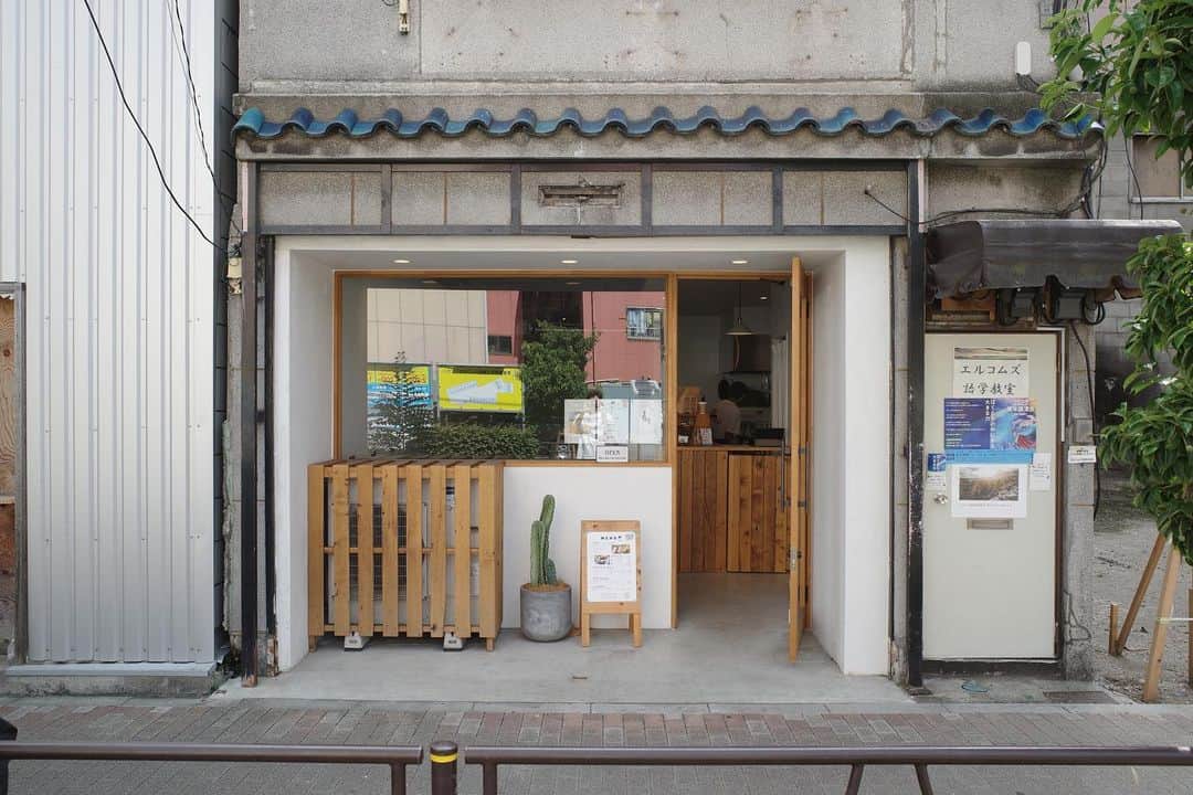 石井輝明のインスタグラム：「入谷。 シンプルでとても素敵な内装のカフェだった。 そしてコーヒーもカレーも美味しかった。  今日はカフェ系のお仕事だった。 本当にありがたいです。 そして今日で単独のネタが全部出揃った。 2日間で14本します。 お口に合うものがあれば幸いです。  #アライ軒 #cafe #coffee #カフェ #コーヒー #喫茶店 #東京カフェ #入谷カフェ #カフェ芸人」