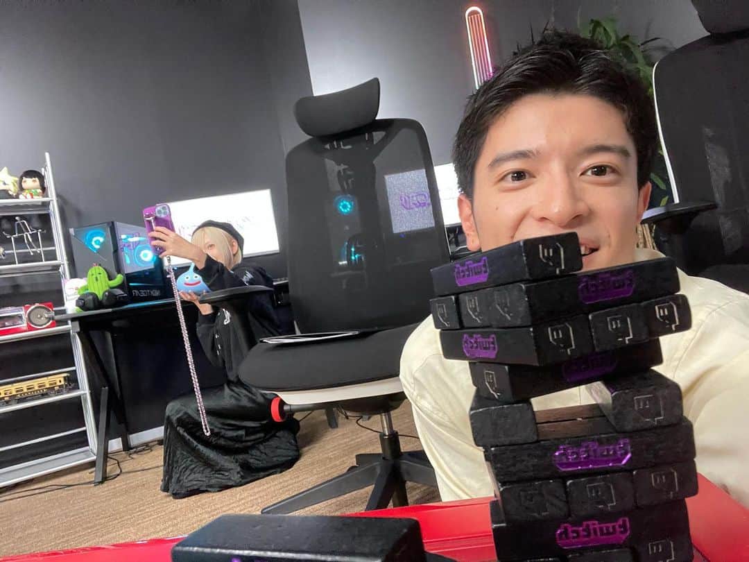 篠原光のインスタグラム：「. 『スクエニPC部』 おじゃましてきましたー！ ゲーミングルーム風のセットもディープなシステムトークも、部活感たっぷりでツボでした😂  @squareenix  @kokoro777pp」