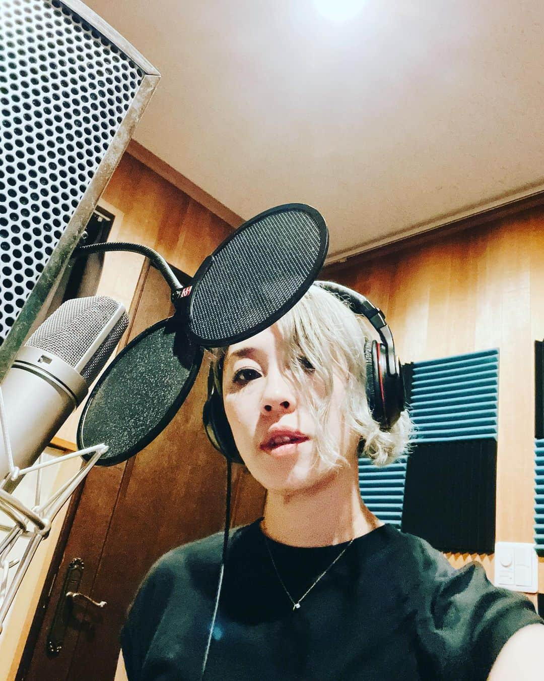 ミズノマリさんのインスタグラム写真 - (ミズノマリInstagram)「🎙️ 自撮りが続いてすみません。 今夜は今からレコーディング。 お店を少し早く出させてもらったので、 「飲みに行くのか！？」 と言われましたが… ちゃんと歌ってますからー🤣  #証拠写真 #誰かボスに見せたって」9月15日 22時51分 - mari_mizuno