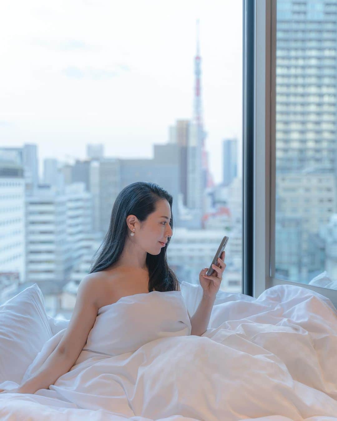 和希優美のインスタグラム：「東京タワーが見える景色🗼 ⁡ ⁡ 以前泊まった カンデオホテルズ六本木 ◡̈ .ﾟ･*. ⁡ 部屋からの眺めも とても良くて.ᐟ.ᐟ 東京に遊びに来る友達にも 勧めています✦ ⁡ 大浴場からも タワーは見えるので 東京タワーがある景色を 堪能して欲しいホテル🗼☺️ ⁡ ⁡ 全然関係ないけど… 秋のシルバーウィークって いつなんだろ😅 ⁡ ┈┈┈┈┈┈┈┈┈┈┈┈┈┈┈┈┈ ⁡ 📍  CANDEO HOTELS 東京六本木 📮 〒106-0032 東京都港区六本木6丁目7-11 📞  03-5413-6950‬ ⁡ ┈┈┈┈┈┈┈┈┈┈┈┈┈┈┈┈┈ ⁡ ⁡ いいね、コメント 有り難うございます ◡̈✩ フォローは @kazukiyumi から フォローしてください☺️ ⁡ 気になったり、 あとでゆっくり読みたい人は 忘れずに！ 保存してくださいね🏷✨ ⁡ ┈┈┈┈┈┈┈┈┈┈┈┈┈┈┈┈┈ ⁡ #Tokyo #東京 #六本木  #カンデオホテルズ #candeohotels #東京観光 #旅行好き #japantrip #visitjapanjp  ⁡ ┈┈┈┈┈┈┈┈┈┈┈┈┈┈┈┈┈ ⁡ @tokyo_joshibu @tokyotokyooldmeetsnew @timeouttokyo_  @genic_mag @tabi_jyo @tabimuse @visitjapanjp  @visitjapan_uk @japantravelcom  ⁡ ⚠️ © All photos belongs to @kazukiyumi, reposting to other than stories requires permission, DM toinquire📲」