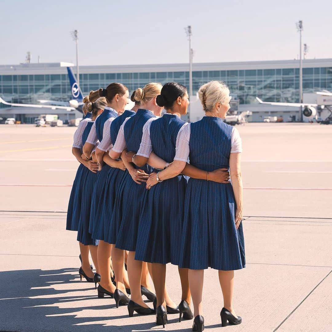 ルフトハンザのインスタグラム：「Our crew is runway ready! ✈️ It's time for Oktoberfest and our stylish crew is ready to welcome you on board in their sustainably made Tracht created by @trachten_angermaier.  Throughout the Oktoberfest time they will be flying to Mexico City and Washington, starting with the kick off to Mexico today. We're happy to bring a touch of Munich on board! 🥨  Are you visiting Oktoberfest this year?  #Oktoberfest #TrachtenCrew #Lufthansa」