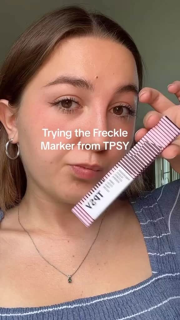 エイボンのインスタグラム：「Enhance your natural look with the TPSY Snatched Brow & Freckle Marker. 💫✨ @sophie_lgd_ uses Spiked Macchiato.   #fauxfreckles #fallmakeup #GRWM #browpen #avoninsider」