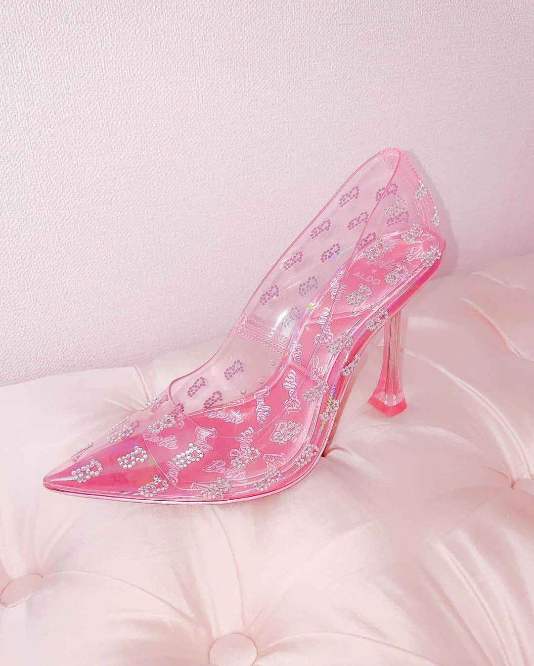 ALDO shoesのインスタグラム：「We can feel our heels already lifting 😌 the obsession is REAL over our iconic Barbietessy pumps designed with #ALDOPillowWalk padded insoles for ultra-comfy feels all day. Photo by @mmnjuuu #ALDOCrew #BarbiexALDO」