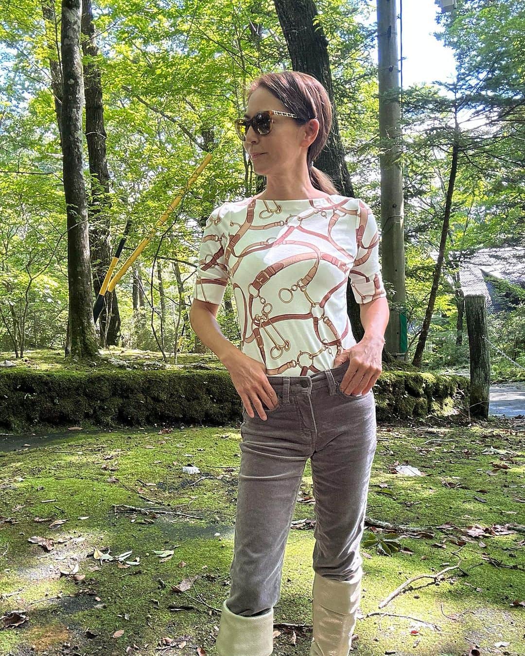 HARUKO（真木明子）のインスタグラム：「アップデートし続けるマダムから大人気の 「洗練されたコーデュロイ」 ストレッチコーデュロイパンツ。  これから寒い季節にぴったりのコーディネートしやすいトレンドグレーカラーです。  ローレンが長年かけて、たどり着いた全世界の女性が求めるコーデュロイストレートパンツ。 ローレンの定番パンツで毎年色違いを買い足すファンがいるほど！！ 大人気のアイテムの一つ。 今年はグレー。トレンドカラー🩷  なぜそんなに人気なのかといえば ①とにかく足が綺麗に見えること ②履きこごちが素晴らしいこと ③コーディネートが楽だということ  形は、ミドルライズストレート。 浅くもなく、深くもなく中間の心地よい股上の安心感。 自然なウェスト履きでヒップと太ももにかけてはフィット。 膝から下の高い位置から、ストレートのスッキリとしたシルエットが完成され、横から見た時のラインが特に美しいシルエット！！  この計算し尽くされた芸術的なラインは、ブランドが永年積み重ねてきた努力の賜物です！ 世界中のお客様の声をきちんと反映し、毎年アップデートを重ね、 ブランドとして美しいラインを作り上げた歴史を感じます❤️  伸縮性がありストレッチを効かせ履き心地快適。（綿９９％ポリウレタン１％） １４ウェールの細畝のコーデュロイで カジュアあるになりすぎずスッキリとした印象になります。  履いて頂くと ものすごく履き心地がよく ストレッチにより伸びるしフィットするし、で動きやすい！  細畝のコーデュロイなので 日常使いでもカジュアルになりすぎず 綺麗めにもコーディネート可能。 大きめのニットでもジャストフィットのトップスでもコーディネートしやすい１本です❤️  さらに、洗濯機洗い可☺️🙌  9月26日 朝10時から 当日送料無料 お買い物は0時から #qvcジャパン  #ローレンラルフローレン #pr」