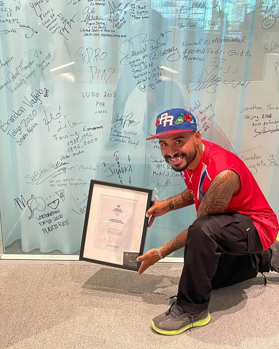 マニー・サンティアゴのインスタグラム：「Such an amazing experience, thank you @olympics & @athlete365 for this. Signing the Olympic wall along side athletes from around the world was something else. First “Street Skateboarding” class ever is something for the history books… #toyko2021olympics #roadtoparis2024」