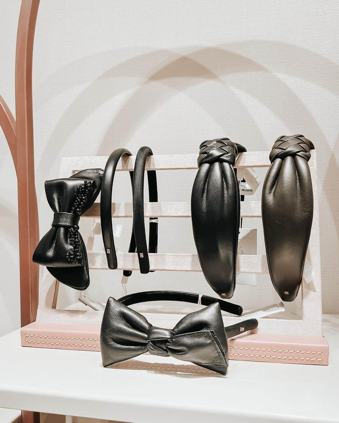 のインスタグラム：「Black pieces 🖤  #hairstyle #hairaccessories」