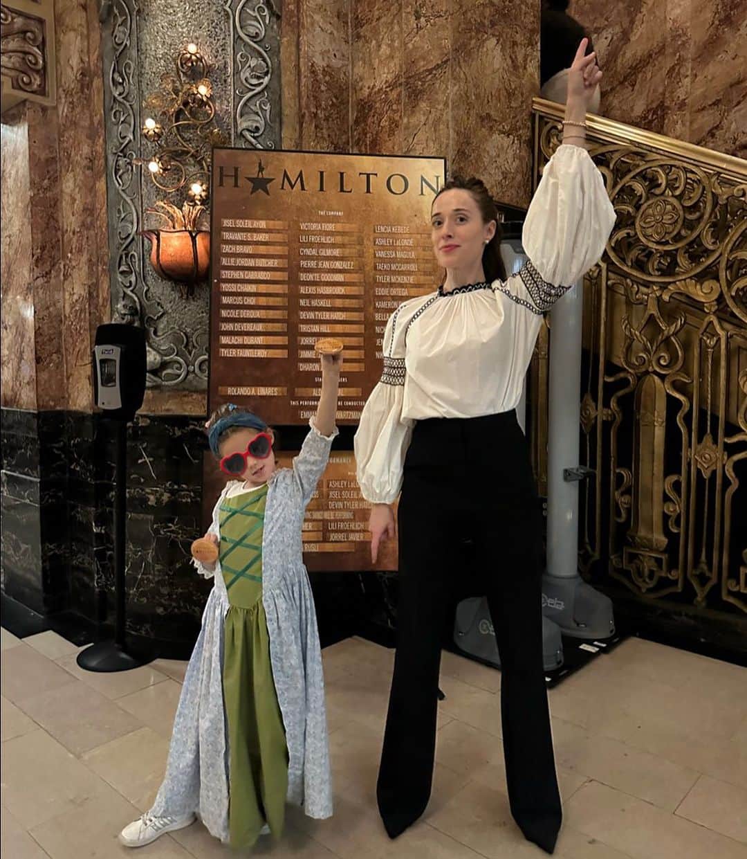 マリーナ・スコーシアーティのインスタグラム：「#AHFW: Alexander Hamilton Fashion Week! (This is the puffiest shirt I own.) @broadwayinchicago #openingnight   What an amazing performance of Hamilton! The actor playing Aaron Burr is LEDGENDARY. #Hamilton #goswelivetheatre #bravo #openingnight #hamiltonmusical #hamiltonbroadwayontour #puffyshirt #seinfeld #DEONTEGOODMAN」