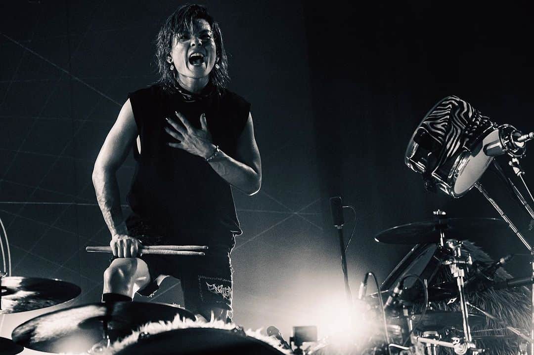 のインスタグラム：「Day 2 Nagoya, you guys were UNREAL tonight✊💥 ⁡ パワーが溢れまくってるこのツアー最高だな！名古屋も冗談抜きに過去1で凄かったんじゃないかな🔥 皆んなから貰ったこのバイヴス次の東京公演、ニトロも含めて持ってくぜー！ そして明日はTKさんのサポートでZepp名古屋で叩きます💪🥁 ⁡ Crossfaith Japan Tour 2023 - DAWN - ⁡ Photo : @shot.row」