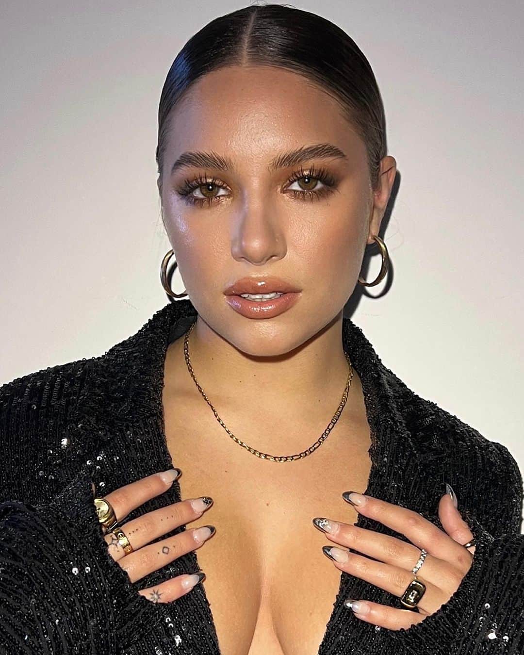 Carolina Gonzalezのインスタグラム：「🤍KENZIE🤍 NYFW @kenzie  Smokey Latte  Hair @daniellepriano  #MakeupByMe @cgonzalezbeauty  #CGonzalezBeauty    BREAKDOWN    @isclinical  Youth Intensive Cream  Youth Lip Elixir    @armanibeauty  Luminous Silk Concealer 5.75  Luminous Silk Foundation 5.75, 7  Luminous Silk Glow Liquid Bronzer 100  Luminous Silk Glow Setting Powder in 4, 8 Fluid Sheer 11 Eye Tint 9, 10, 26, 36  Lip Power 110    @westmanatelier  Contour Stick in Truffle    @lorealusa  Voluminous Mascara in Brown Black    @victoriabeckhambeauty  Contour Stylus in Sandstone in waterline」