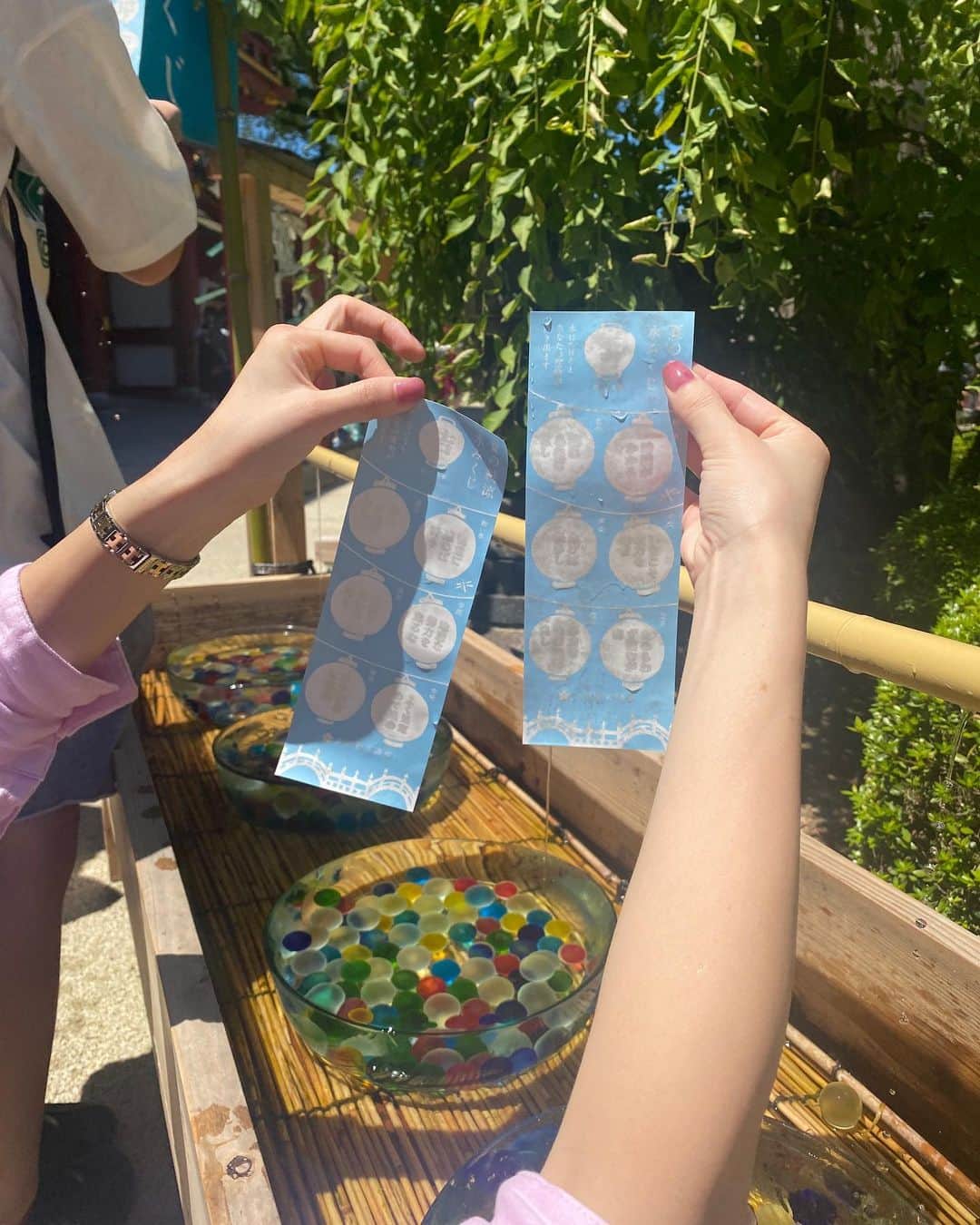 松原菜摘のインスタグラム：「人生ではじめてやった水みくじ🌊♡ やり方わからなくって 水つけすぎてなんもみえない🥲笑 夏はたっくさん綺麗なもの、綺麗な景色いろんなものをみたな〜✨ 気づいたらもう9月の半分…😳  きょうよもぎ蒸しにきてくれたお客様の反応がうれしくってちょこっと書かせてもらいます🤭  今日でよもぎ蒸しは4回目のお客様🌿💓 普段から汗をあまりかけず、むくみや冷えなどの お悩みがありながら、通ってくれてました☺︎  お客様の生活習慣やお悩みなど、たくさんお話しながらブレンドを選んでいくのですが、 きょうは乙女座の新月🌛というのもありデトックスを重視した、 食欲を抑えるよう促すダイエットブレンドに🌿💗  序盤からジワジワと汗をかいていて、 普段お水をあまりとらないお客様も よもぎ茶をたくさんのんでました♡  終わってみるとすんごい滝汗🤣🤣🤣 ポンチョまでびちょびちょ🤭🤭 お客様も「すご〜〜〜い！！！！今までで1番汗かいた〜！！！」ととっても笑顔で🤭💗 こちらまで嬉しくなりました🌼  よもぎ蒸しを続けていて、 徐々に代謝がよくなっていると 嬉しい言葉まで…♡ 来月からは月に2回ずつ通ってくれるので わたしもお客様の変化がたのしみ💓💓💓  そんな、嬉しい1日でした☺️」