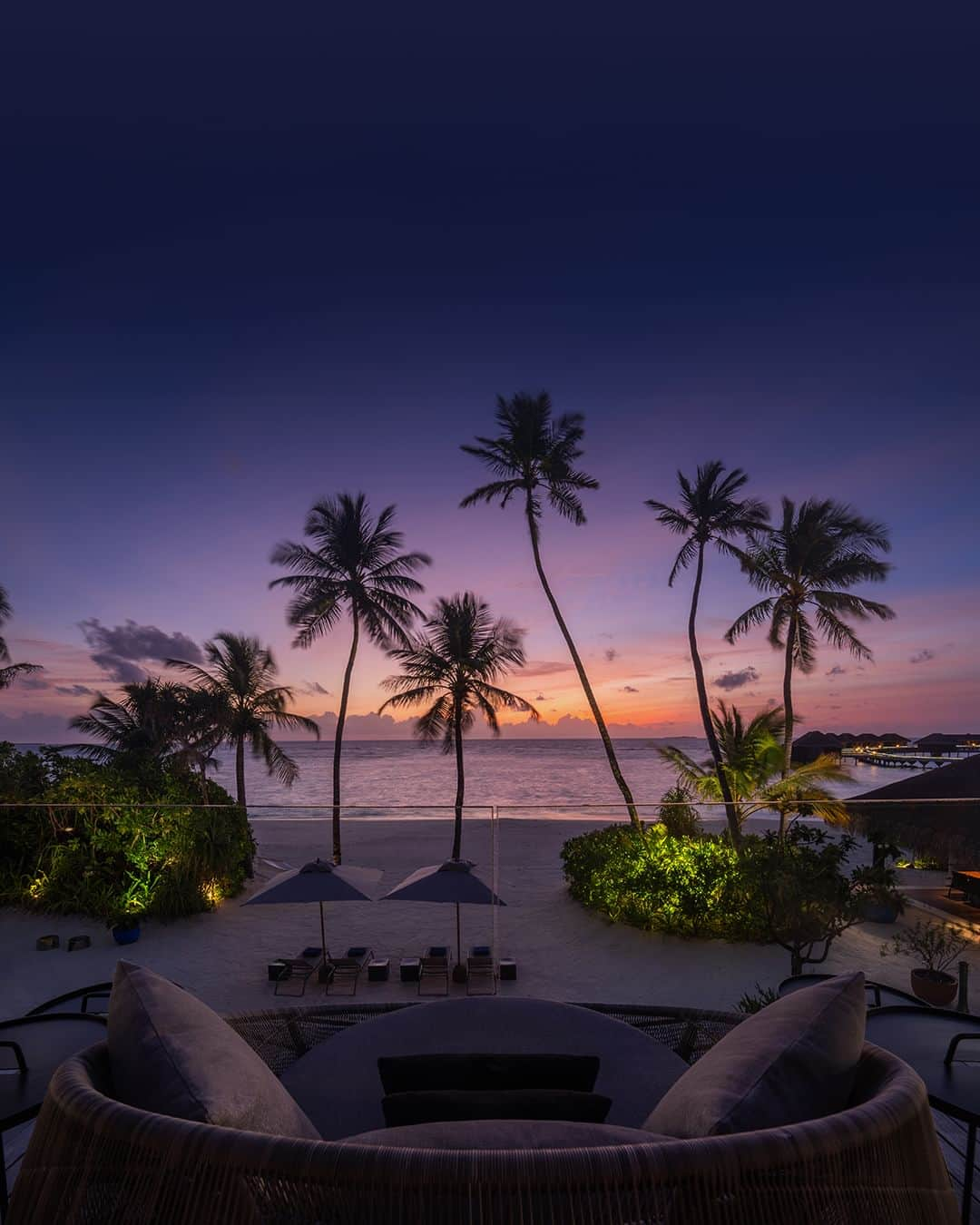 Velaa Private Islandさんのインスタグラム写真 - (Velaa Private IslandInstagram)「Wind down the day enjoying the lasting glow and mesmerising hues of another Maldivian sunset. Take a seat, you won’t be disappointed. #VelaaMoments #VelaaPrivateIsland」9月15日 23時14分 - velaaprivateisland