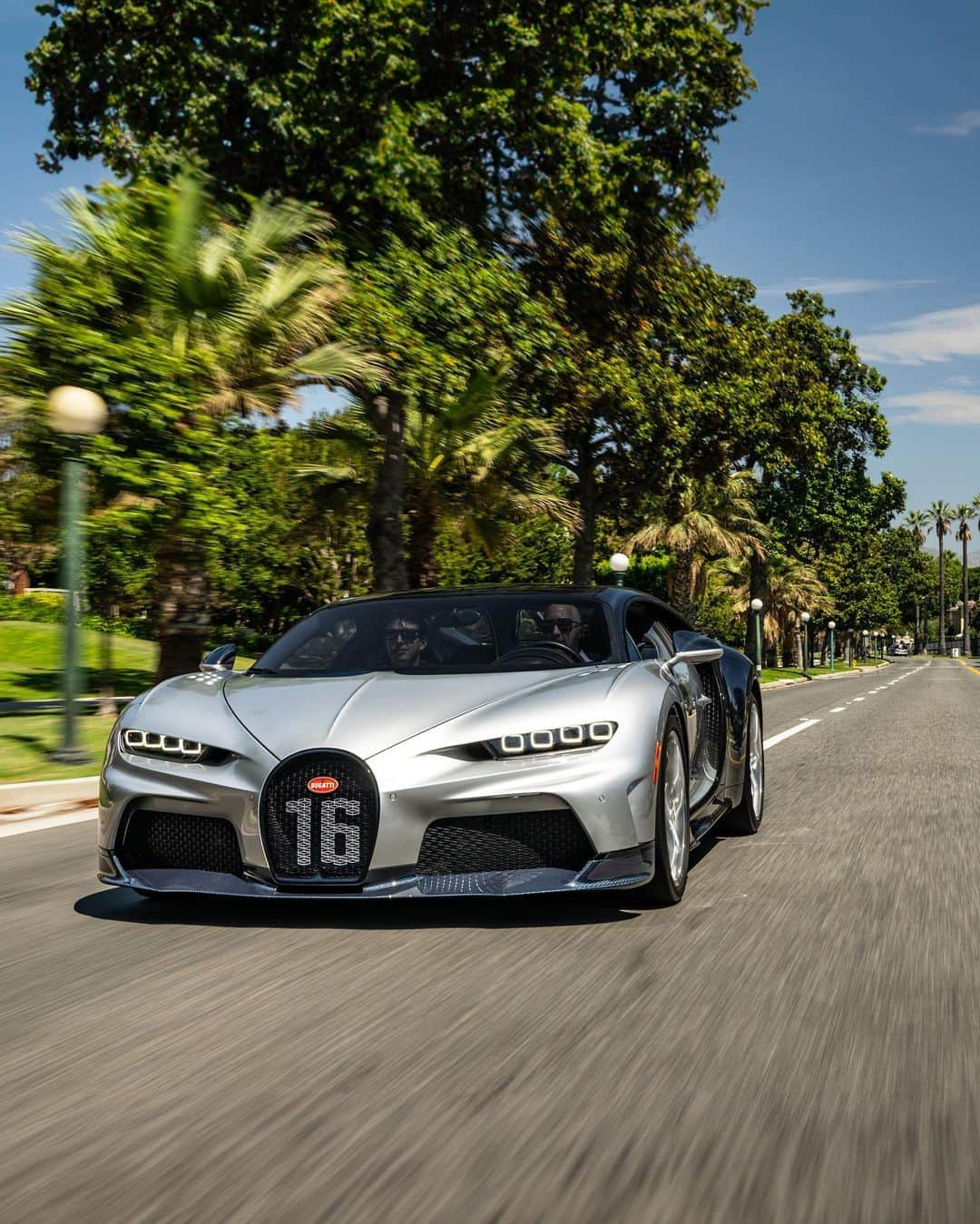 ブガッティのインスタグラム：「A gathering in Beverly Hills like never before. Hosted by @BUGATTIBeverlyHills, a community of 12 BUGATTI owners share their passion and enthusiasm for the brand during brunch before embarking upon an iconic, sunshine-drenched drive across California.   #BUGATTI #BUGATTIBeverlyHills – WLTP: bugatti.link/consumption」