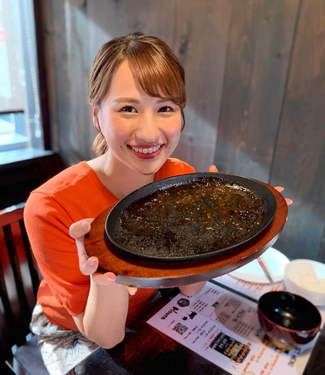 福永裕梨さんのインスタグラム写真 - (福永裕梨Instagram)「🍖🍖  29歳になったので肉を食べました🥩 ⠀  食べる前のステーキといっしょに撮るのを忘れてしまい 食べ切った鉄板とのカットを重ねることで お肉食べたよ感を出す作戦に切り替えました！！！  食べたよ感を顔で表現するのって難しんだなぁ。  お肉でパワー補給したので 明日からもがんばります！！！！ 29歳の1年もどうぞよろしくお願いしますっ🌻  コメントありがとうございました！ 皆さんにお祝いしてもらえてとっても幸せです！！🥳  #29歳になりましたたた #🥳 #ニクから始める29歳🥩 #ステーキ #ステーキ単品の写真は撮ったのに #食べたよ顔むず🥺 #29歳なりたての試行錯誤の爪痕 #そろそろ舌ぺろが許されなくなってきたね？ #久々にステーキ食べたぜ！🥩 #お祝いしてくれたみんなありがとう🐶 #ダイエットの目標を語る流れあったけど #大抵現状維持の結末が待ってるから #目標を多く語らない1年にしてみます😌 #逃げの姿勢というわけではありません #責めないでくださいっっっ🙉 #HTB #アナウンサー #福永裕梨」9月15日 23時17分 - htb_yurifukunaga