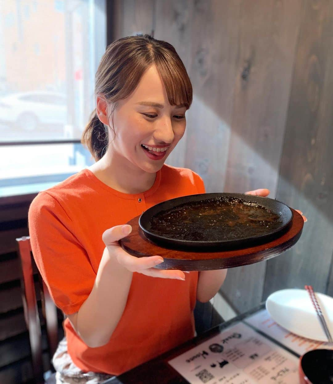 福永裕梨さんのインスタグラム写真 - (福永裕梨Instagram)「🍖🍖  29歳になったので肉を食べました🥩 ⠀  食べる前のステーキといっしょに撮るのを忘れてしまい 食べ切った鉄板とのカットを重ねることで お肉食べたよ感を出す作戦に切り替えました！！！  食べたよ感を顔で表現するのって難しんだなぁ。  お肉でパワー補給したので 明日からもがんばります！！！！ 29歳の1年もどうぞよろしくお願いしますっ🌻  コメントありがとうございました！ 皆さんにお祝いしてもらえてとっても幸せです！！🥳  #29歳になりましたたた #🥳 #ニクから始める29歳🥩 #ステーキ #ステーキ単品の写真は撮ったのに #食べたよ顔むず🥺 #29歳なりたての試行錯誤の爪痕 #そろそろ舌ぺろが許されなくなってきたね？ #久々にステーキ食べたぜ！🥩 #お祝いしてくれたみんなありがとう🐶 #ダイエットの目標を語る流れあったけど #大抵現状維持の結末が待ってるから #目標を多く語らない1年にしてみます😌 #逃げの姿勢というわけではありません #責めないでくださいっっっ🙉 #HTB #アナウンサー #福永裕梨」9月15日 23時17分 - htb_yurifukunaga