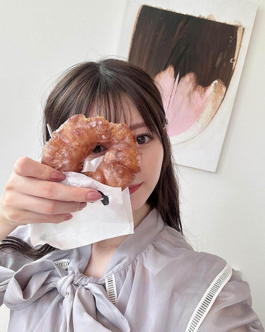 市川美織さんのインスタグラム写真 - (市川美織Instagram)「大好きなI'm donut？ ( @i.m.donut ) さんが明日から表参道にもオープンされるということで一足お先に行ってきました🍩  最高に美味しかったぁあ  食べてるのは生フレンチクルーラーですっ♡  これはもう美味しすぎて、、 カロリーゼロですね‼︎ (サンド伊達さん理論的に🤭)  みんなは食べたことある？♡ . . . #アイムドーナツ  #ドーナツ #donut  #スウィーツ #sweet」9月15日 23時19分 - miori_ichikawa