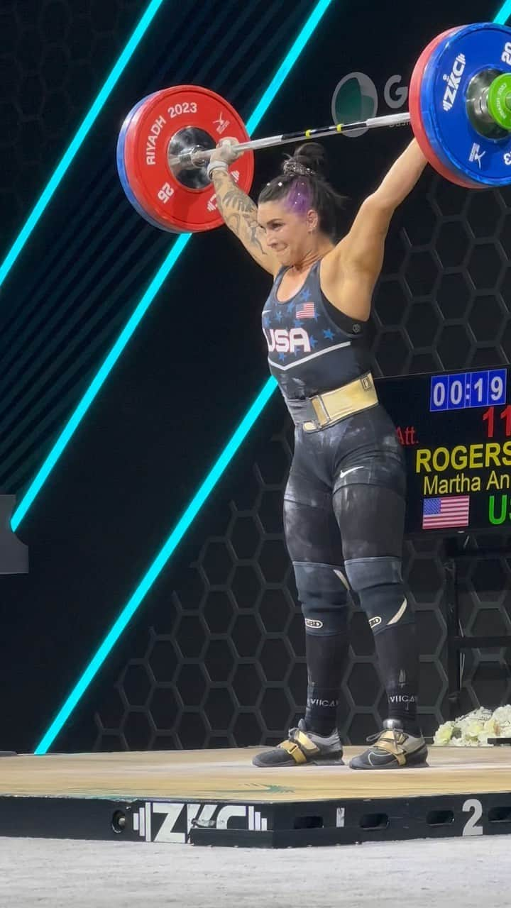 マッティ・ロジャーズのインスタグラム：「🇺🇸 @mattierogersoly snatching 112kg during the -81 World Championship in Riyadh ✨  #usaweightlifting #catalystathletics #iwfworldchampionships #iwf」