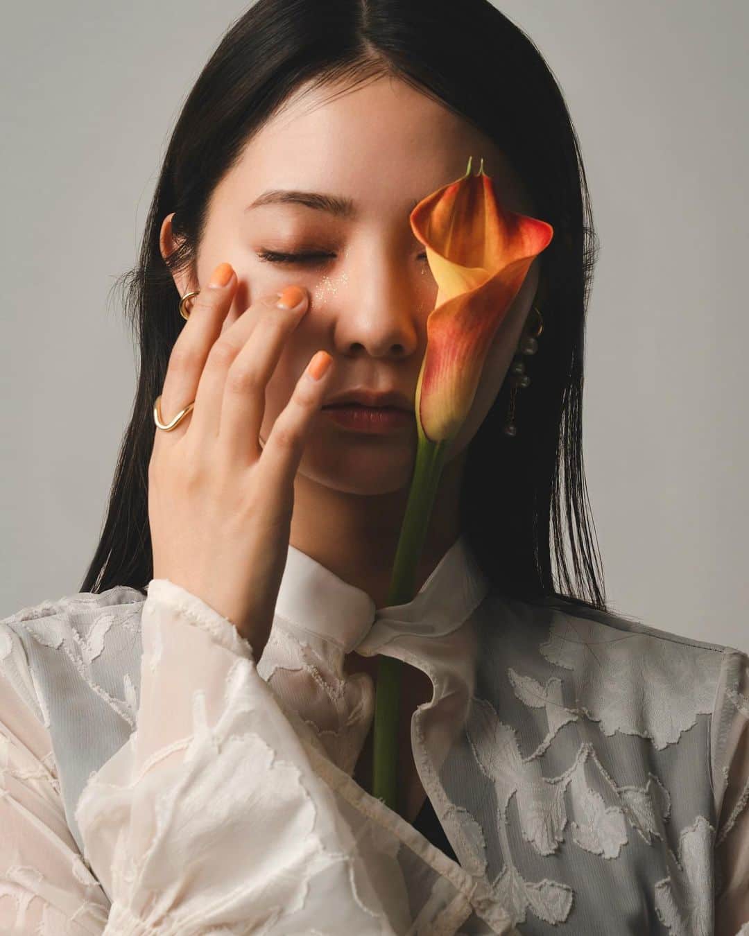 のインスタグラム：「Asuka Kawazu × color  @asuka_kawazu  @_ichirin.official   photographer：@shuntosato videographer：@___ta9 hair make：@ken_nagasaka stylist：@stylist.junshi  flower stylist：@yuuu_rinchiii_ producer：@shimizu__keisuke  art director：@asakoinakazu project manager：@tomoya_takahashi_」