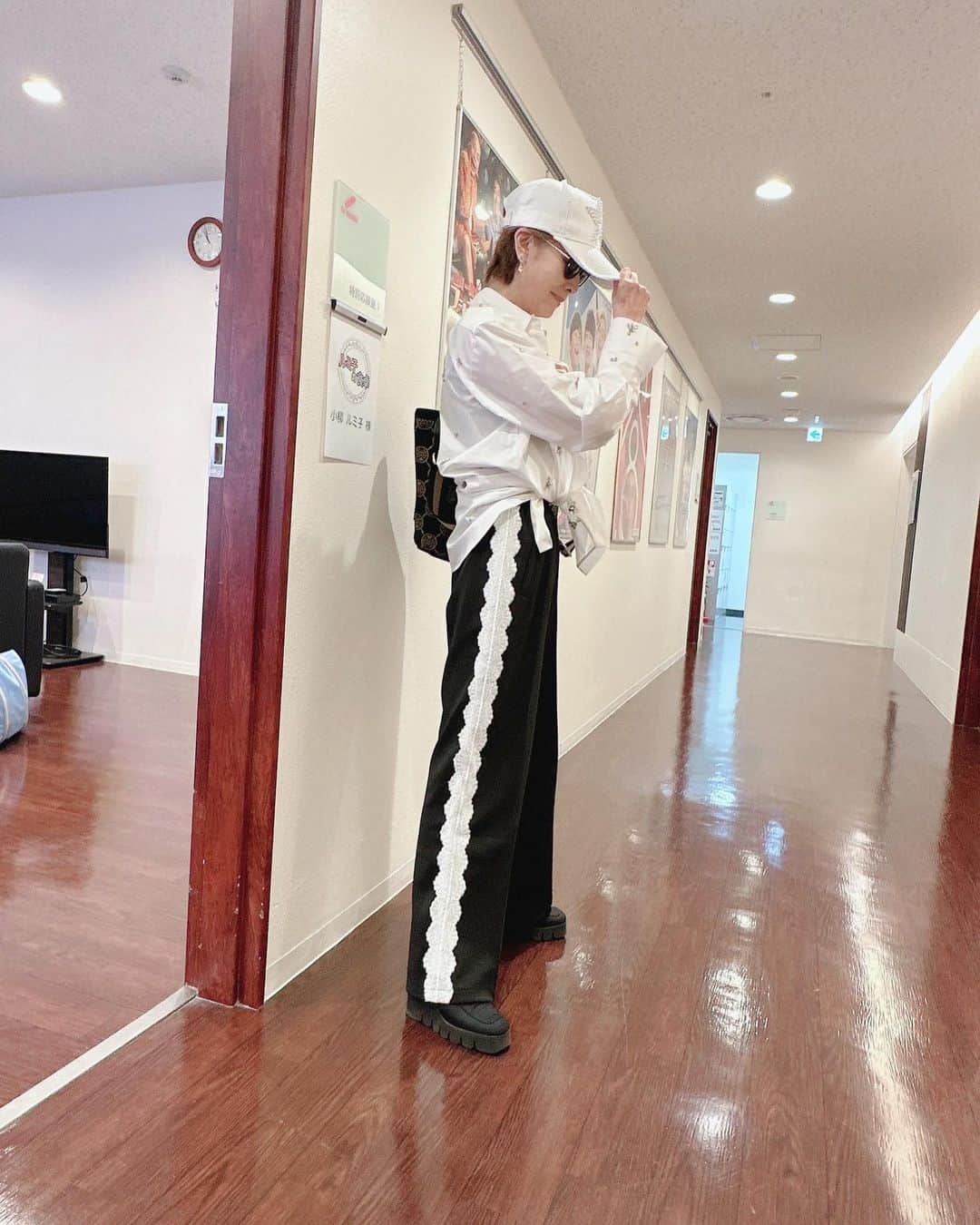 小柳ルミ子さんのインスタグラム写真 - (小柳ルミ子Instagram)「一昨日のルミコーデ☺️  『ルミ子の食卓』の収録日でした🎥  ラインストーン付き白シャツ👚 ZARA💕  白レースの黒パンツ👖 ZOZOTOWN‼️  星⭐️付き白キャップ🧢🤍 アンコキーヌ💕  モノグラムのショルダーバッグ👜 アンコキーヌ💕  黒タンクトップ🖤 UNIQLO💕  ラインストーンピアス✨ CHANEL💕  こう言う動き易い格好をすると 踊りたくなっちゃう😆💃👠💨  ⠀  #ファッション ⠀ #コーディネート ⠀ #小柳ルミ子 ⠀ #ルミコーデ ⠀ #アンコキーヌ ⠀ #藤島彩子 さん⠀ #zozotown ⠀ #zara ⠀ #uniqlo ⠀ #chanel ⠀ #ラインストーン ⠀ #レース ⠀ #キャップ ⠀ #ショルダーバッグ ⠀ #モノグラム ⠀ #サングラス ⠀ #ルミ子の食卓 ⠀ #テレビ朝日 ⠀ #ダンス」9月16日 10時17分 - rumiko_koyanagi