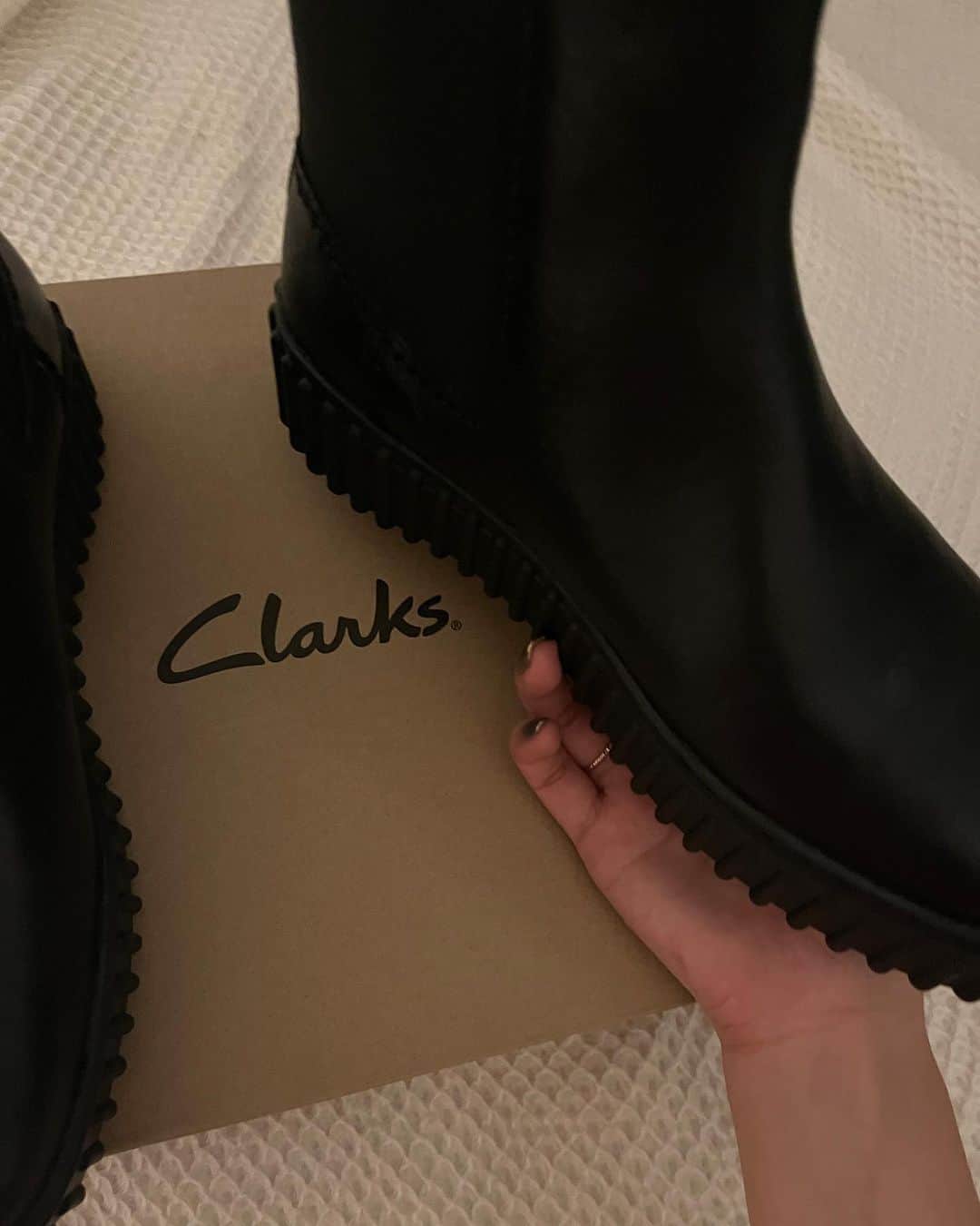 のインスタグラム：「new🤍 @clarksshoes #clarks #クラークス #torhill」