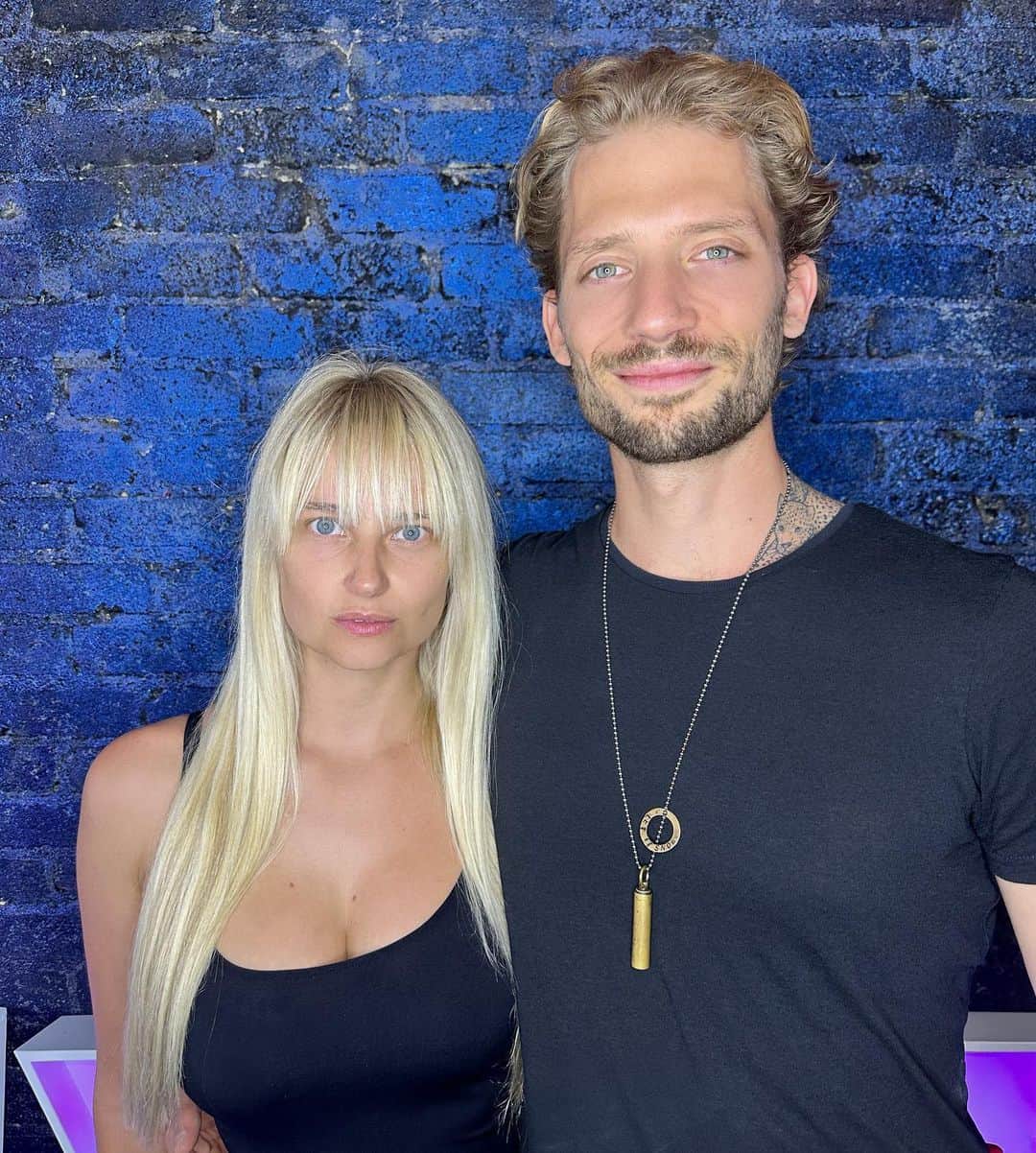 ジェネビーブ・モートンのインスタグラム：「Went to visit my friend @zackarypeck at the new @sixtyinkla tattoo shop 🥰 Hands up, who would like me to tattoo them? I have no experience at all.」