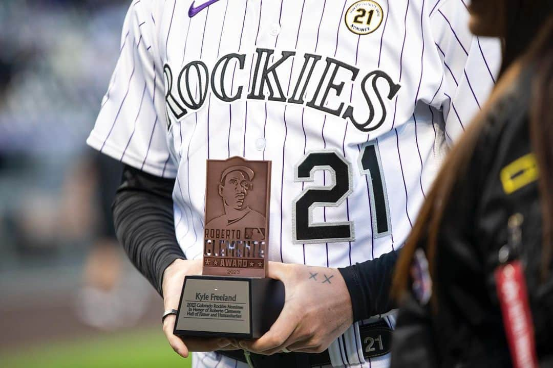 コロラド・ロッキーズのインスタグラム：「Honoring the life and legacy of Roberto Clemente 💛」