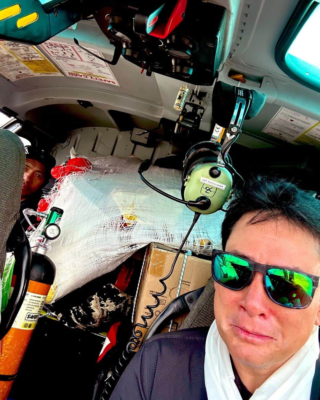 野口健さんのインスタグラム写真 - (野口健Instagram)「荷物に埋もれて、マナスルへ出発。 雲が多く低空飛行でマナスルへ。パイロット、かなり責めてますね。  ♯野口健 ♯マナスル」9月16日 8時52分 - noguchiken8848